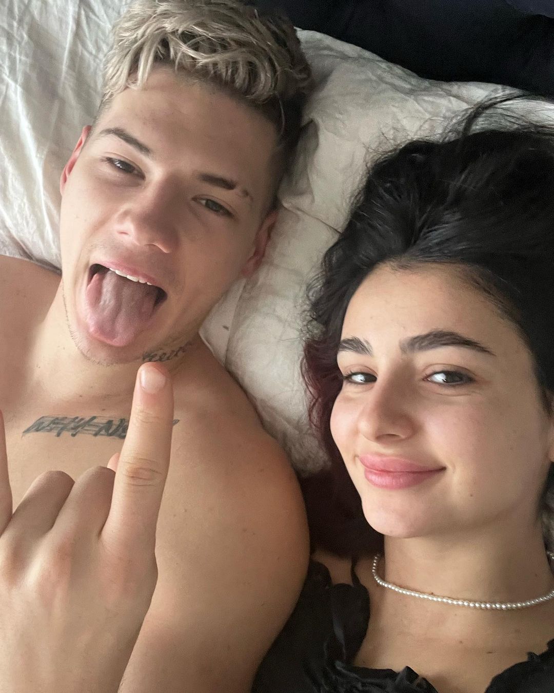 Без макіяжу в ліжку: Анна Трінчер вразила пікантним фотосетом з нареченим