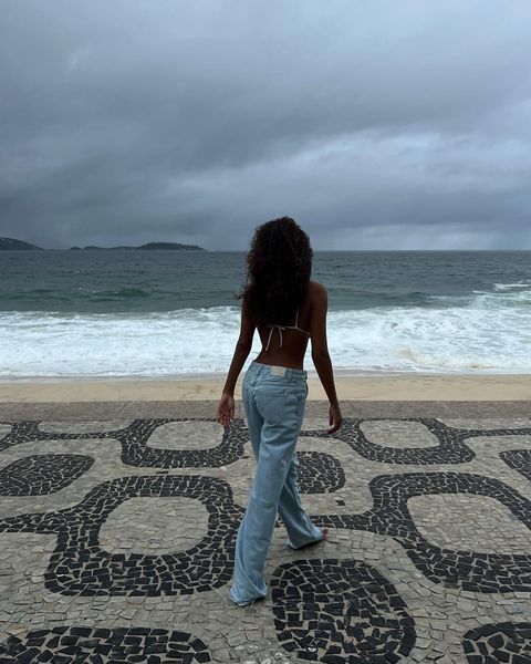 Срочно купить: самые модные джинсы 2022, которые носят Тина Кунаки, Хейли Бибер и другие звезды