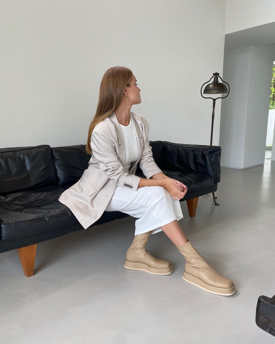 Терміново повторити: Роузі Хантінгтон-Уайтлі показала 3 модні образи в діловому стилі