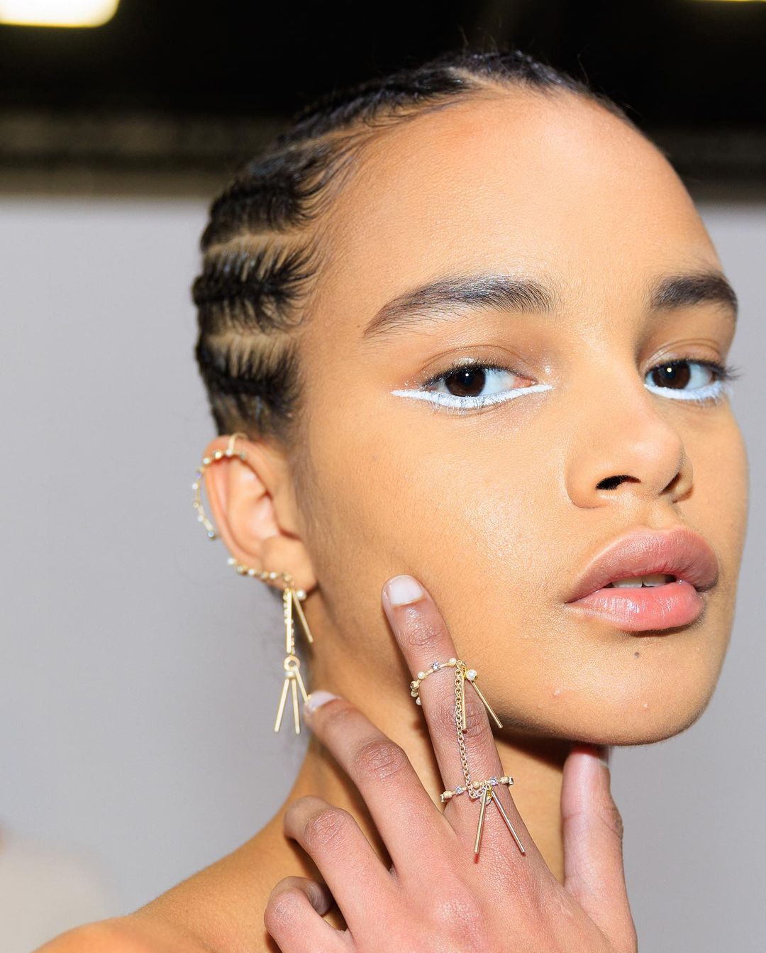 Викидаємо чорний лайнер: чому біла підводка – новий тренд в макіяжі 2022