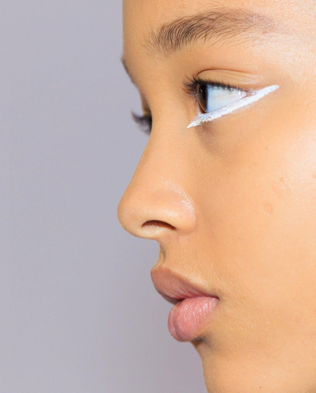 Викидаємо чорний лайнер: чому біла підводка – новий тренд в макіяжі 2022