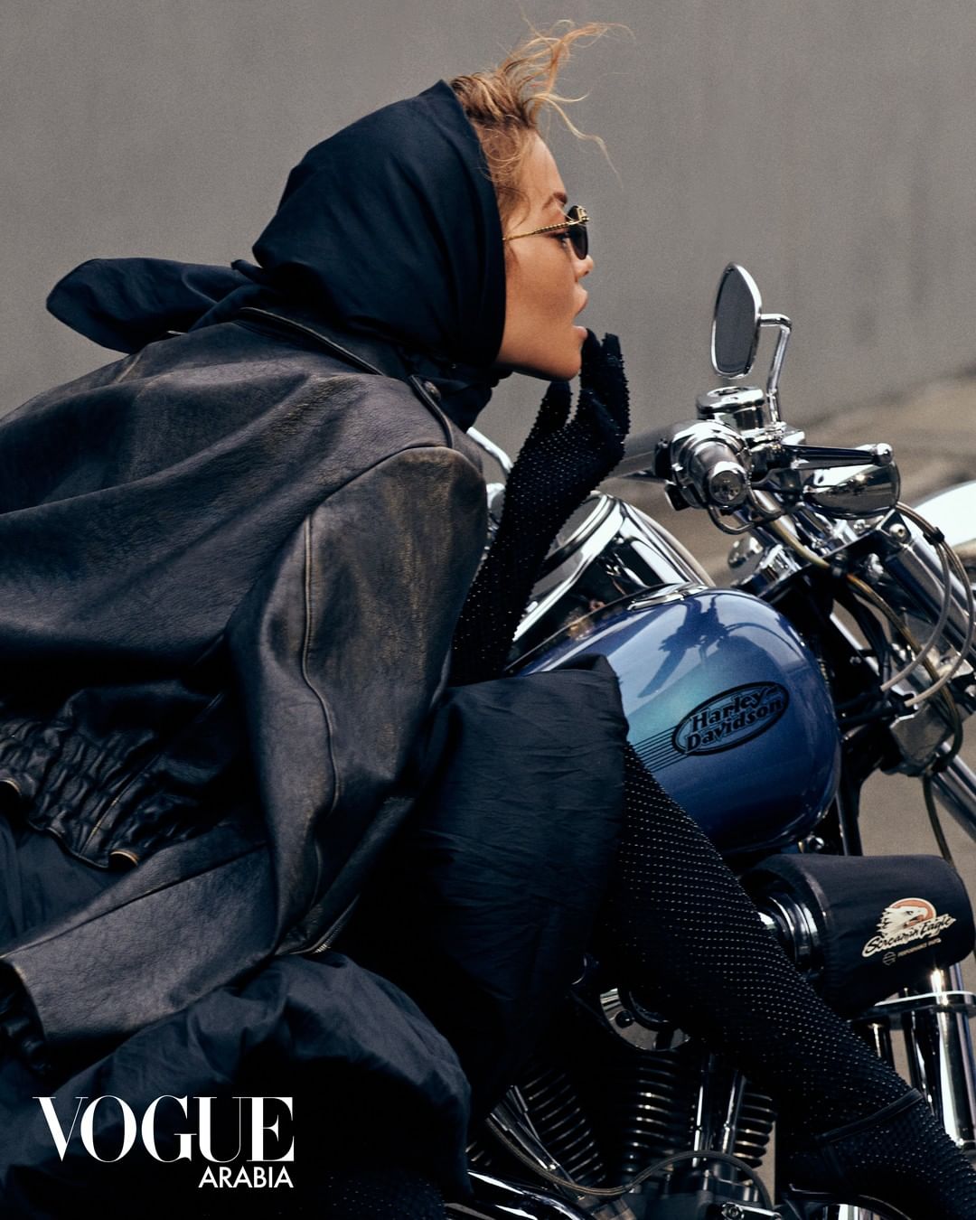 Многослойность, total black и ультрамини: Рита Ора демонстрирует трендовые образы для глянца