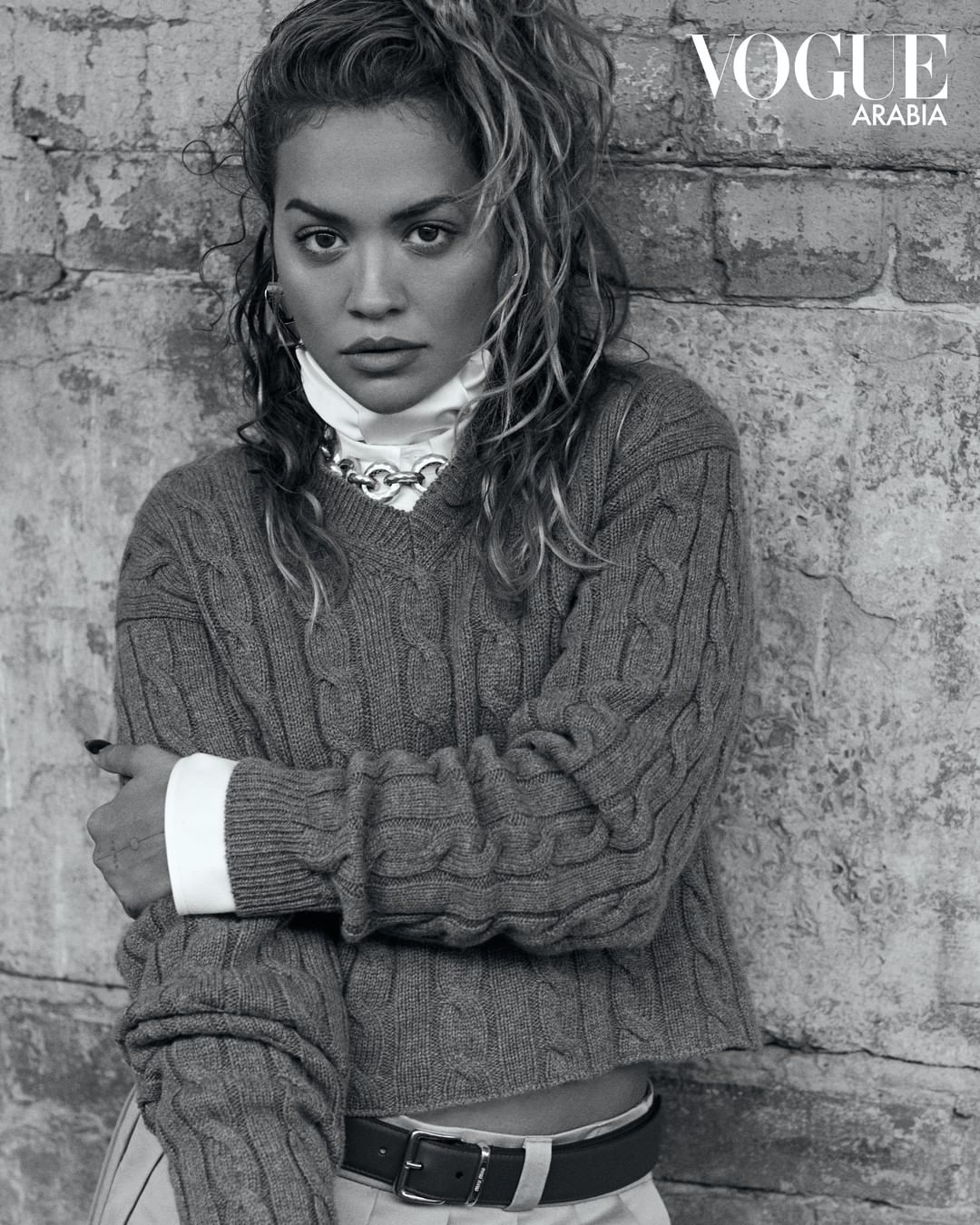 Многослойность, total black и ультрамини: Рита Ора демонстрирует трендовые образы для глянца