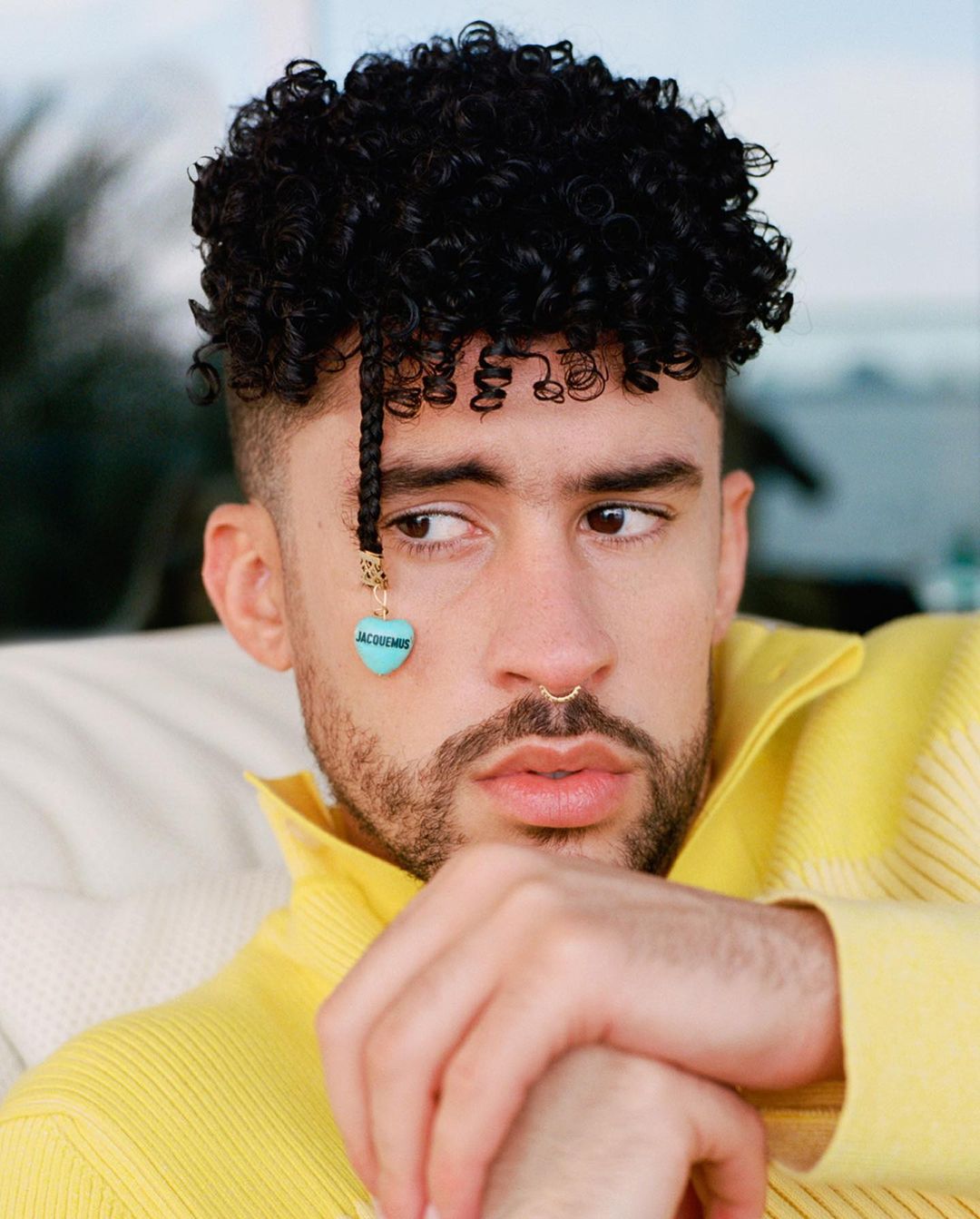 Мини-платье и босоножки на каблуке: рэпер Bad Bunny презентовал новую коллекцию Jacquemus