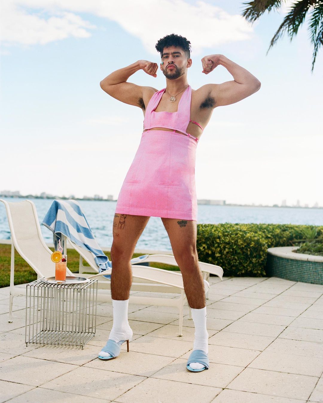 Мини-платье и босоножки на каблуке: рэпер Bad Bunny презентовал новую коллекцию Jacquemus