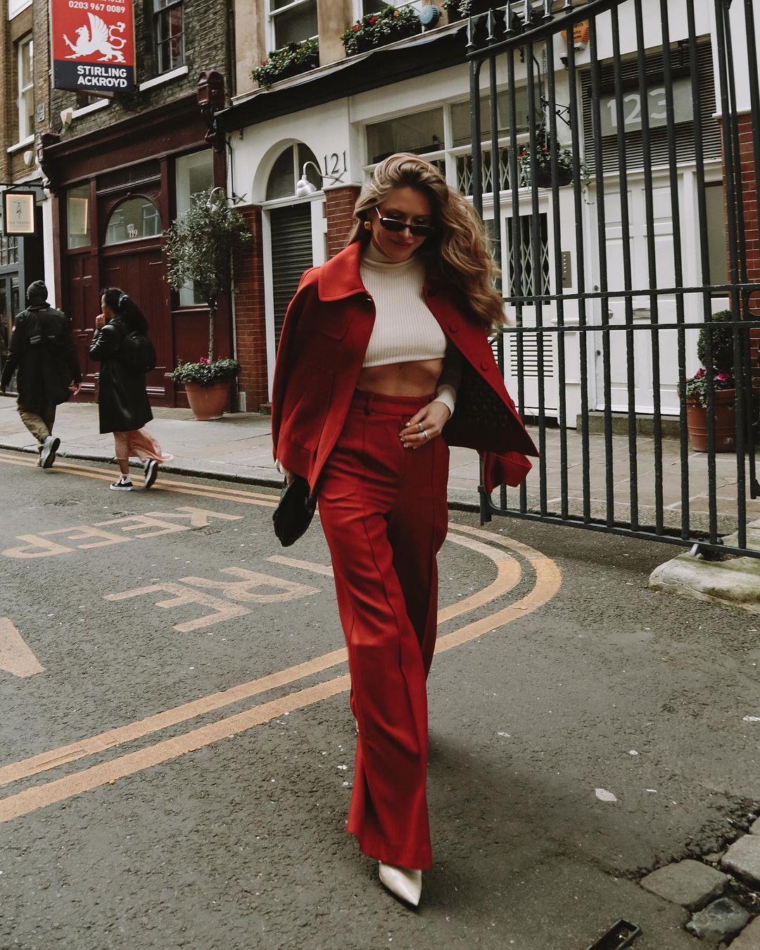 Стритстайл на Неделе моды осень-зима 2022 в Лондоне: лучшие образы