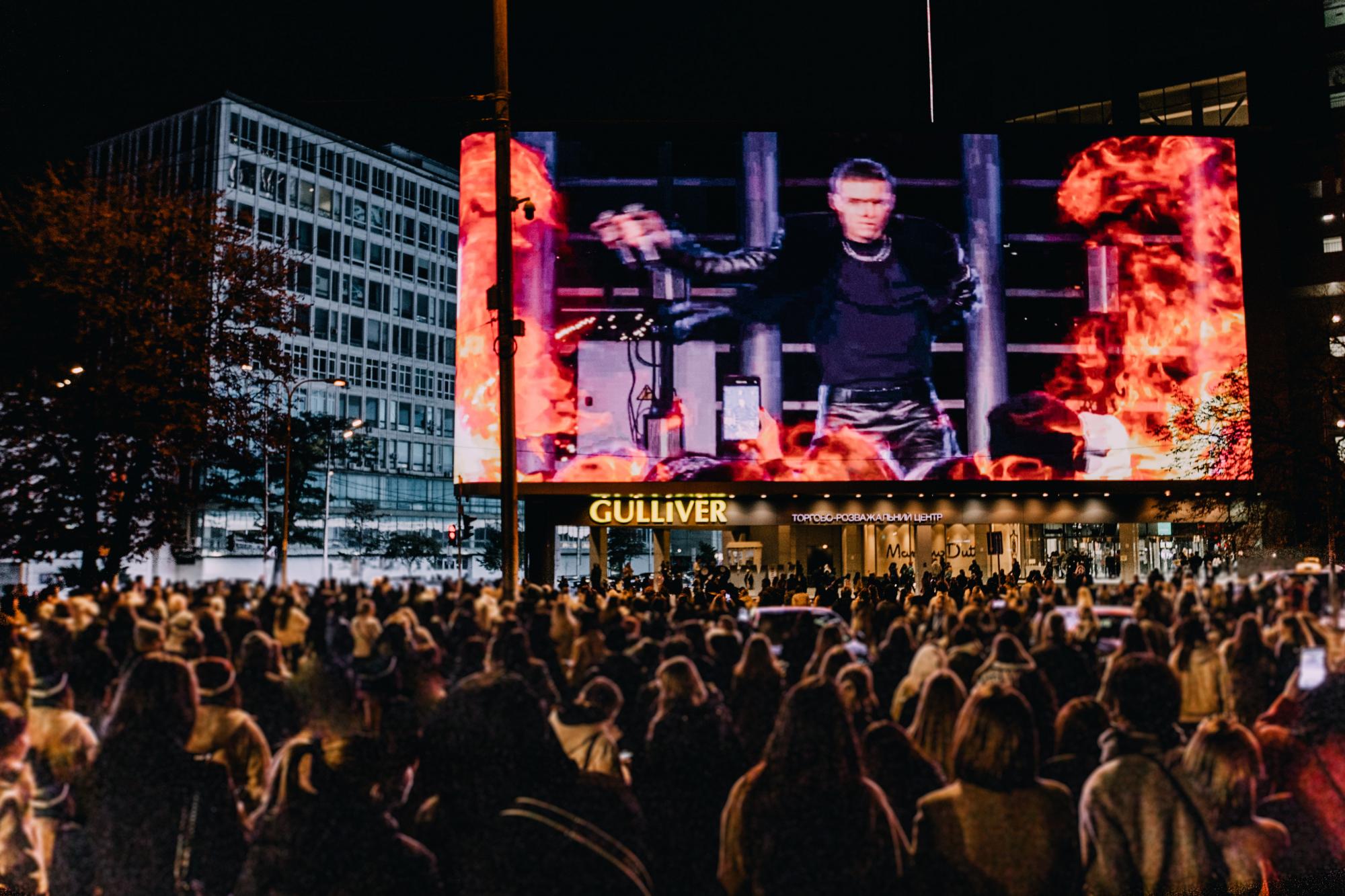 На висоті 140 метрів: Макс Барських дав унікальний концерт на даху торгового центру в Києві