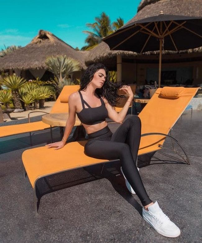 Як виглядають і скільки коштують легінси, від яких зараз у захваті зірки Голлівуду (фото)