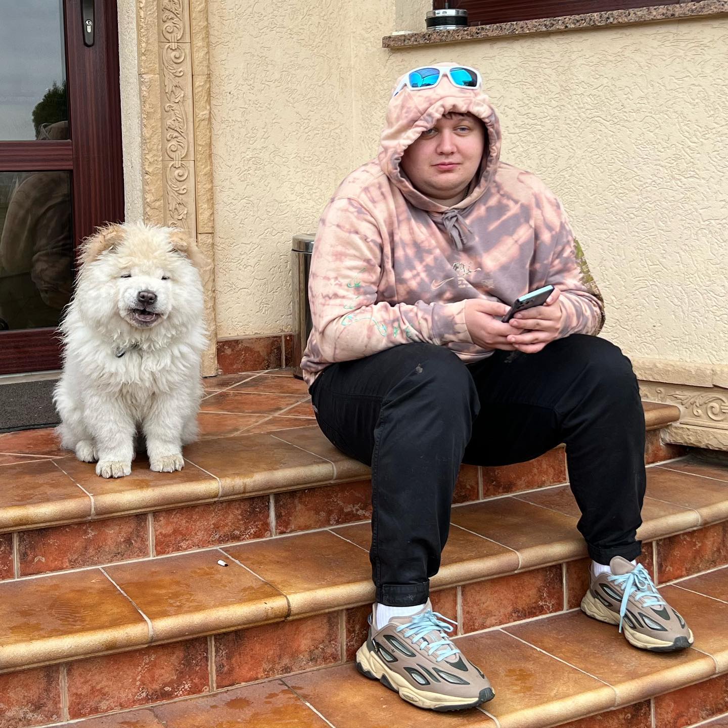 Блогер Лебіга під час стріму записав момент вибуху під Києвом: у будинку пошкоджено стіни (відео)