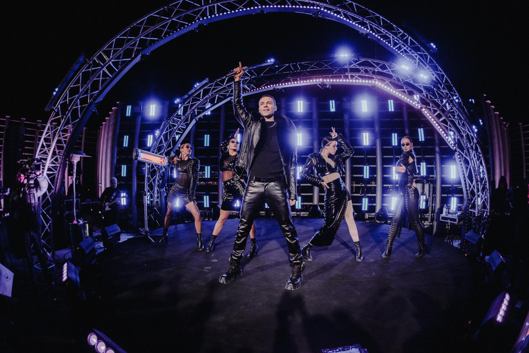 На висоті 140 метрів: Макс Барських дав унікальний концерт на даху торгового центру в Києві