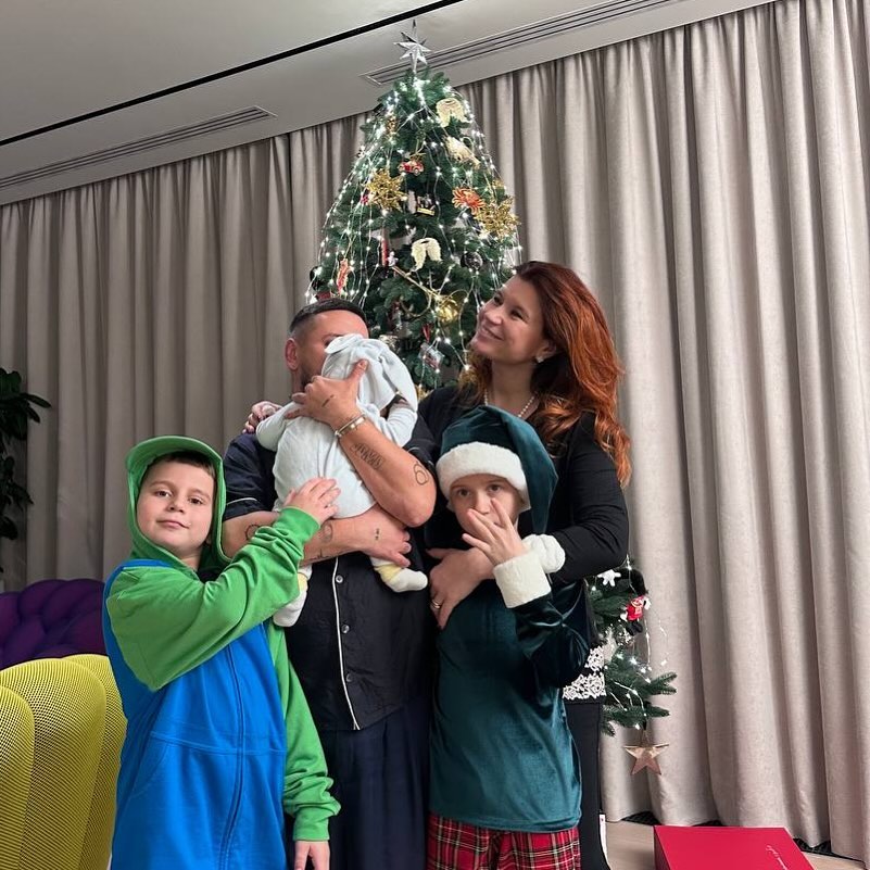 MONATIK впервые показал лицо младшего сына: трогательное фото