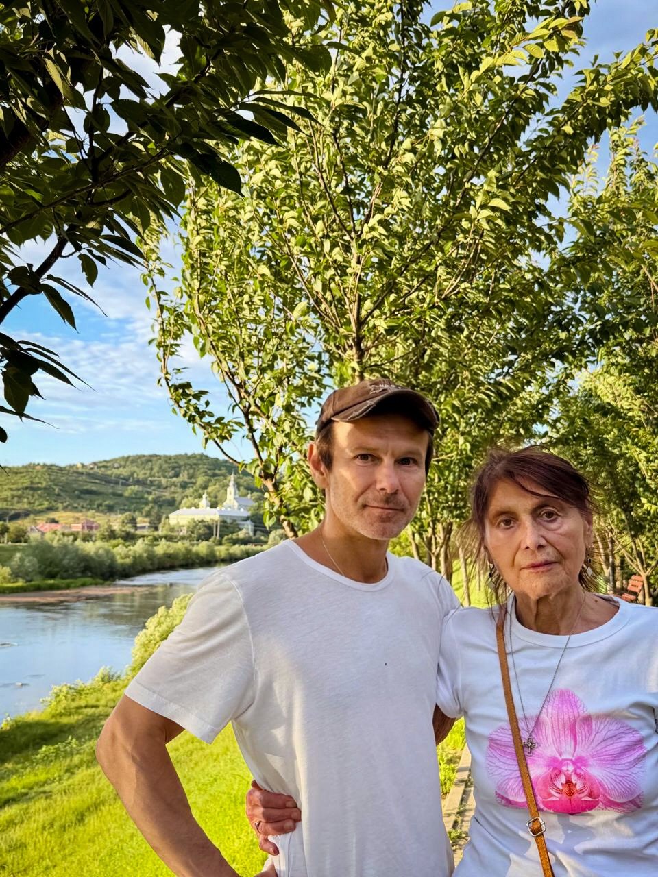 Вакарчук показал редкие фото с 79-летней мамой, которая поражает молодым видом