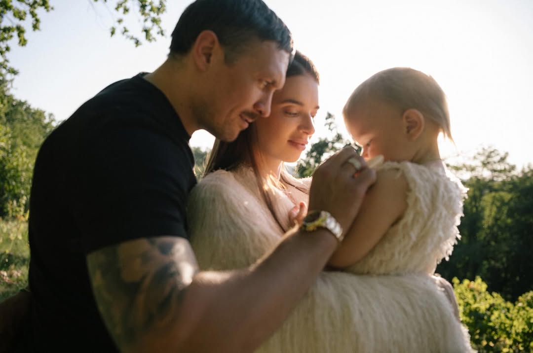 Усики умилили новыми семейными фото: как выглядит их младшая дочь