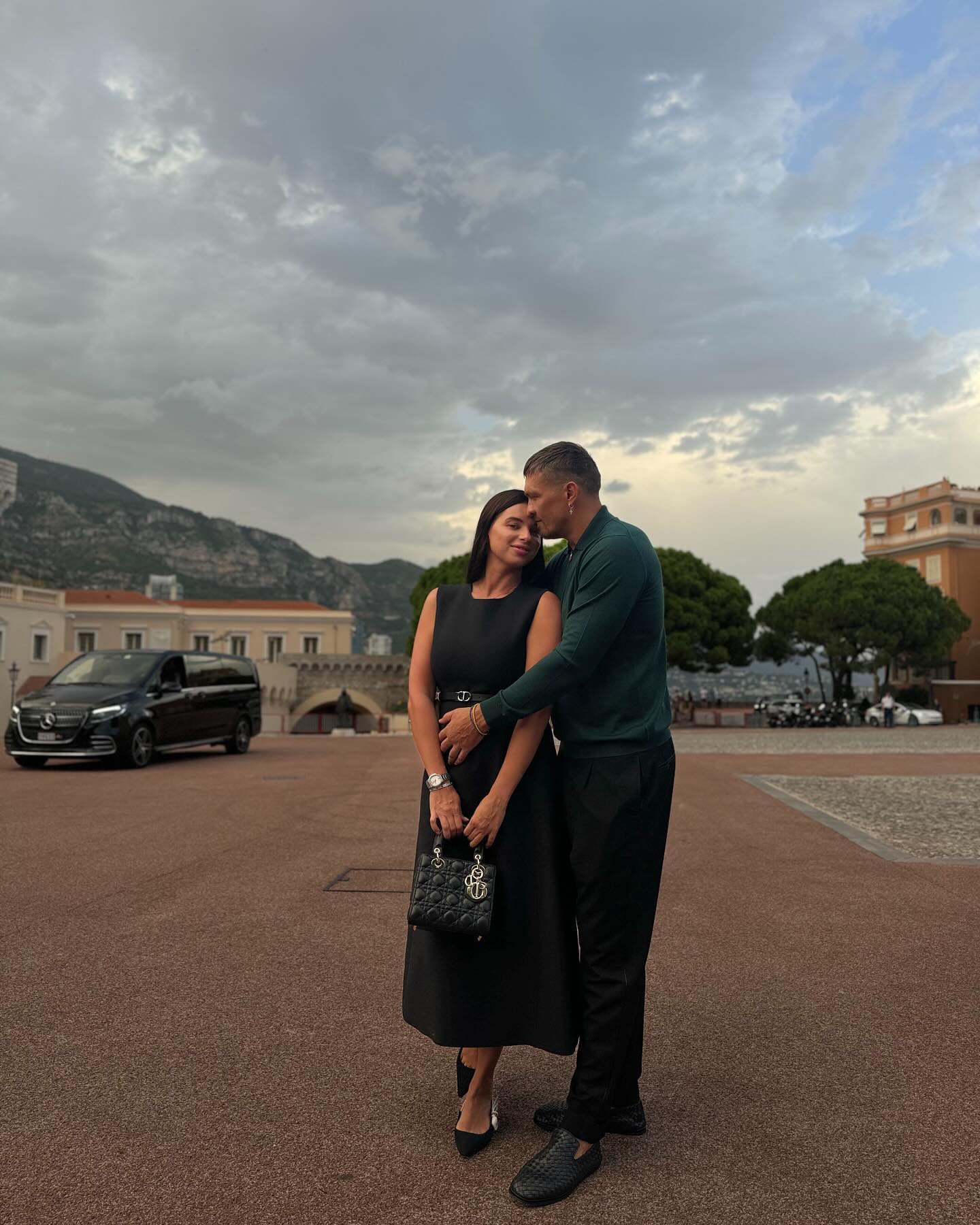 Дружина Усика зачарувала новим фото з боксером у важливий день