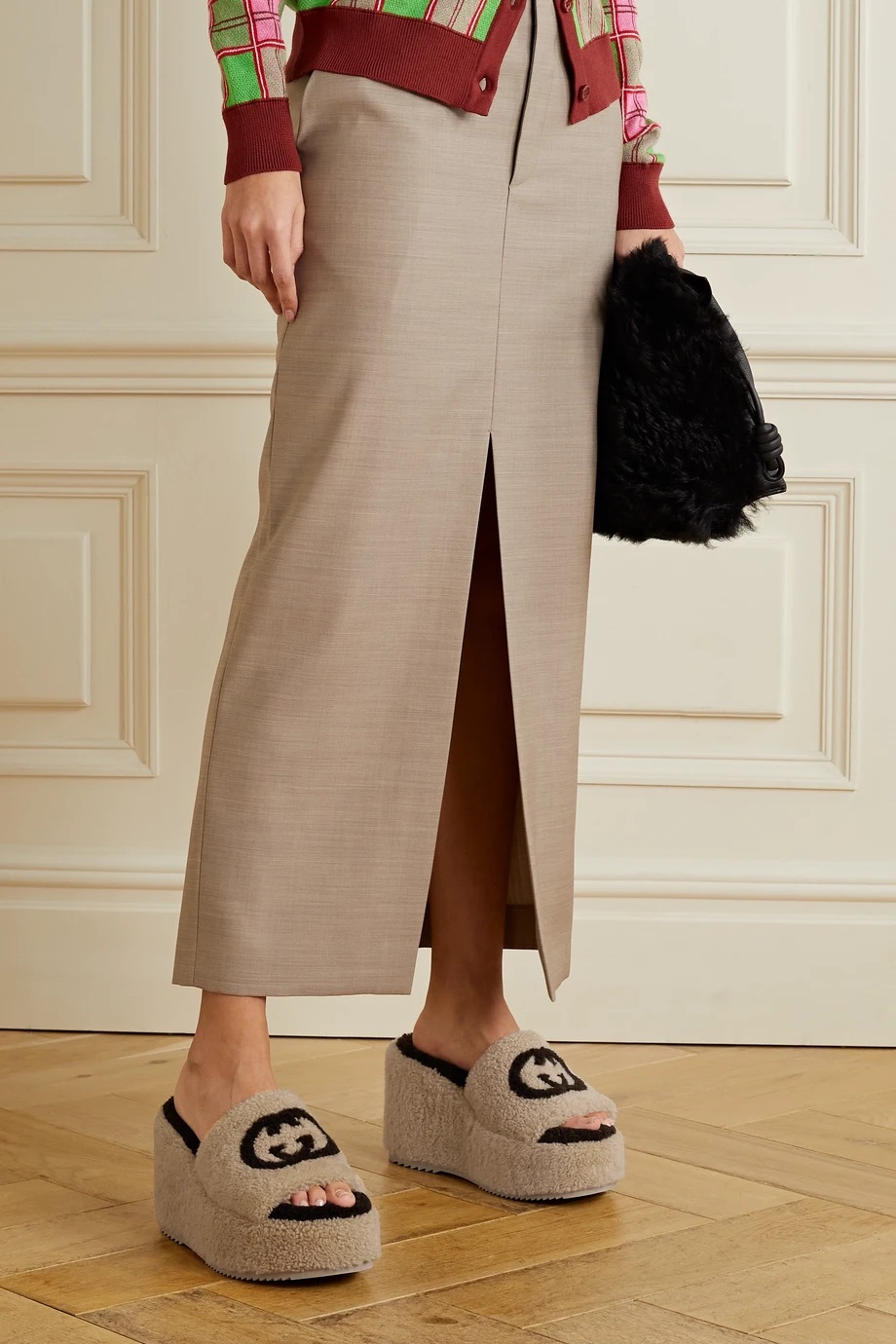 Неонові мюлі і в'язані кеди: 6 незвичайних варіантів взуття сезону весна-літо 2022