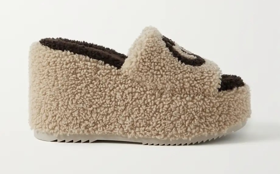 Неонові мюлі і в'язані кеди: 6 незвичайних варіантів взуття сезону весна-літо 2022