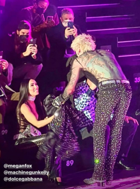 Меган Фокс в зухвалому образі з'явилася на шоу Dolce&amp;Gabbana, щоб підтримати нареченого