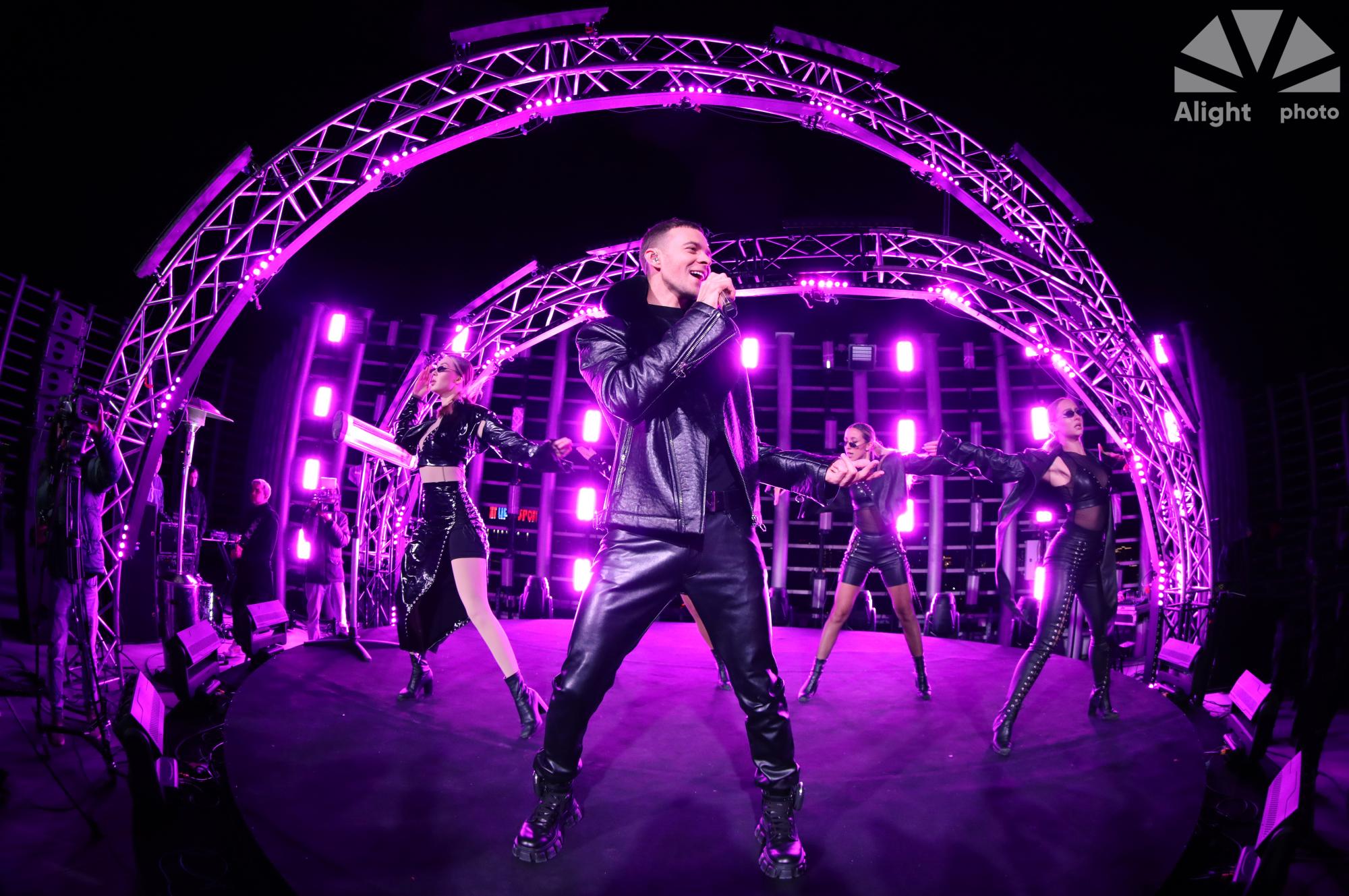 На висоті 140 метрів: Макс Барських дав унікальний концерт на даху торгового центру в Києві