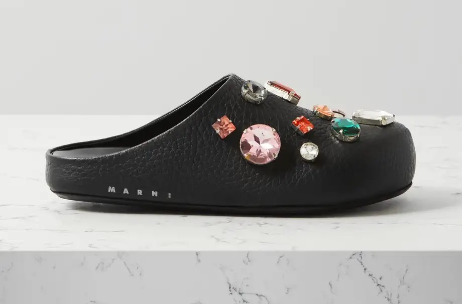 Неонові мюлі і в'язані кеди: 6 незвичайних варіантів взуття сезону весна-літо 2022