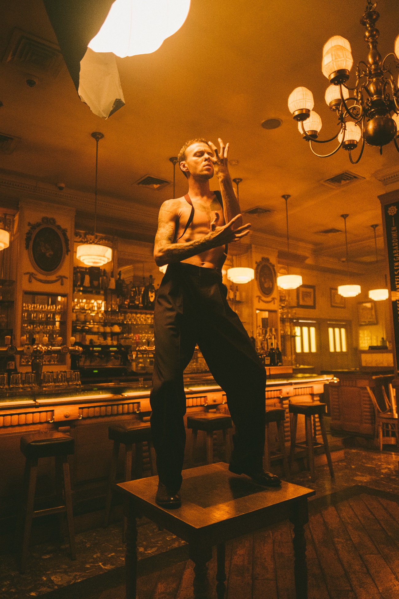 Брудні танці та ода пристрасті: Макс Барських у новому кліпі розкрив свій внутрішній крик (відео)