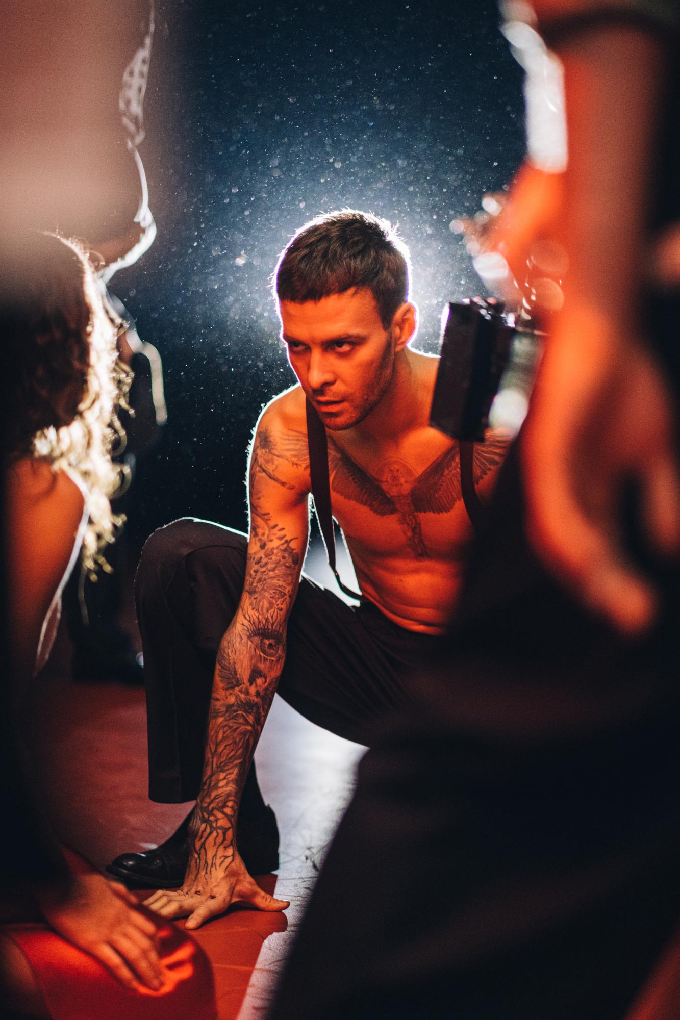 Брудні танці та ода пристрасті: Макс Барських у новому кліпі розкрив свій внутрішній крик (відео)