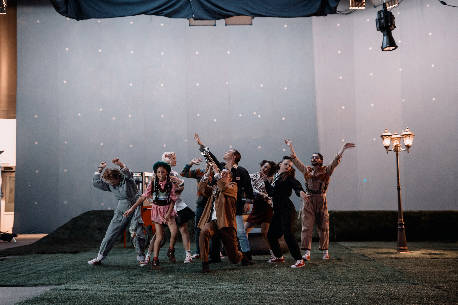 Чорно-біле кіно і жонглювання їжею - у новому відео Артема Пивоварова