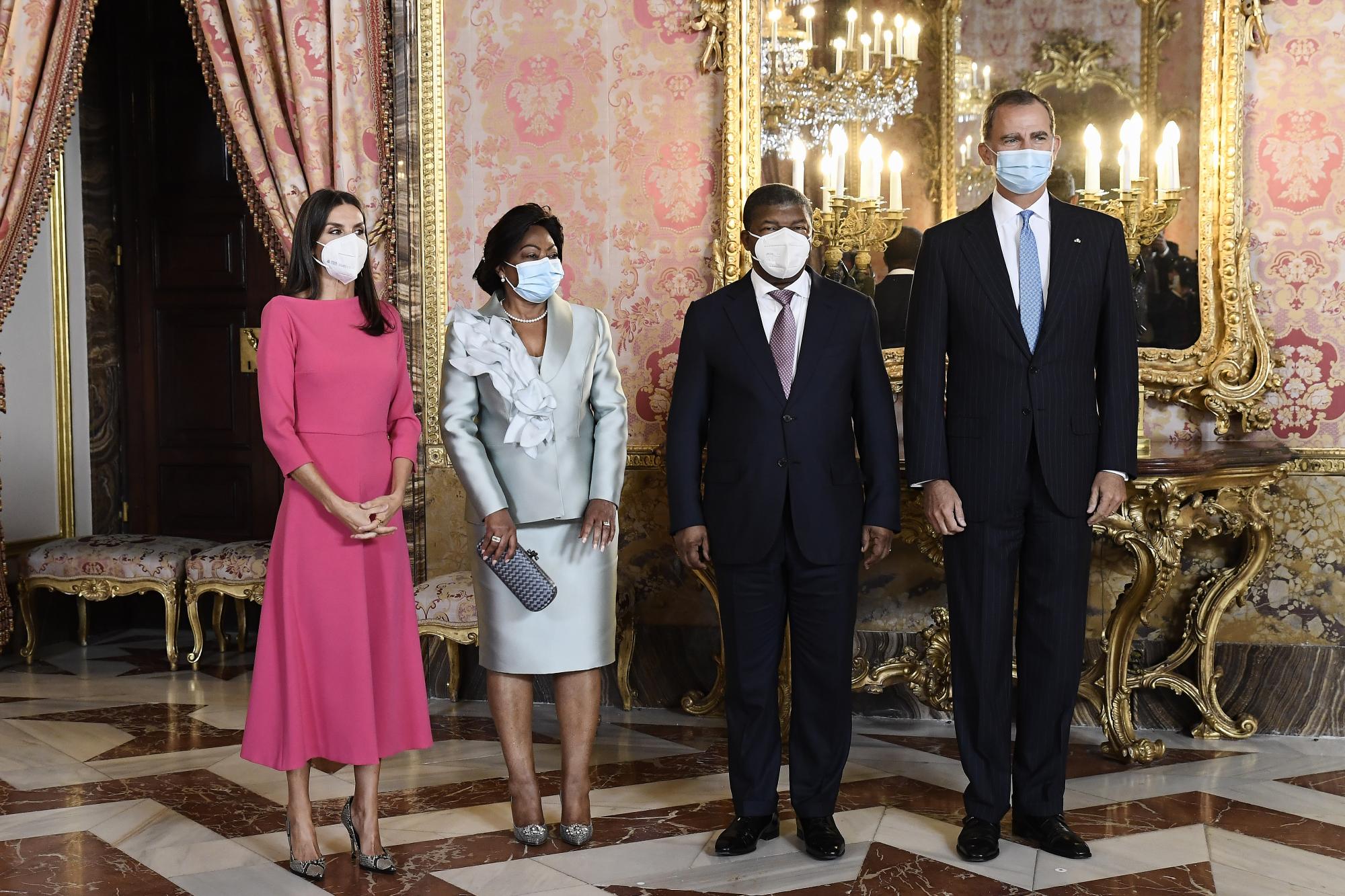 Яскраве плаття і човники з принтом: королева Летиція показала стильний образ на вихід