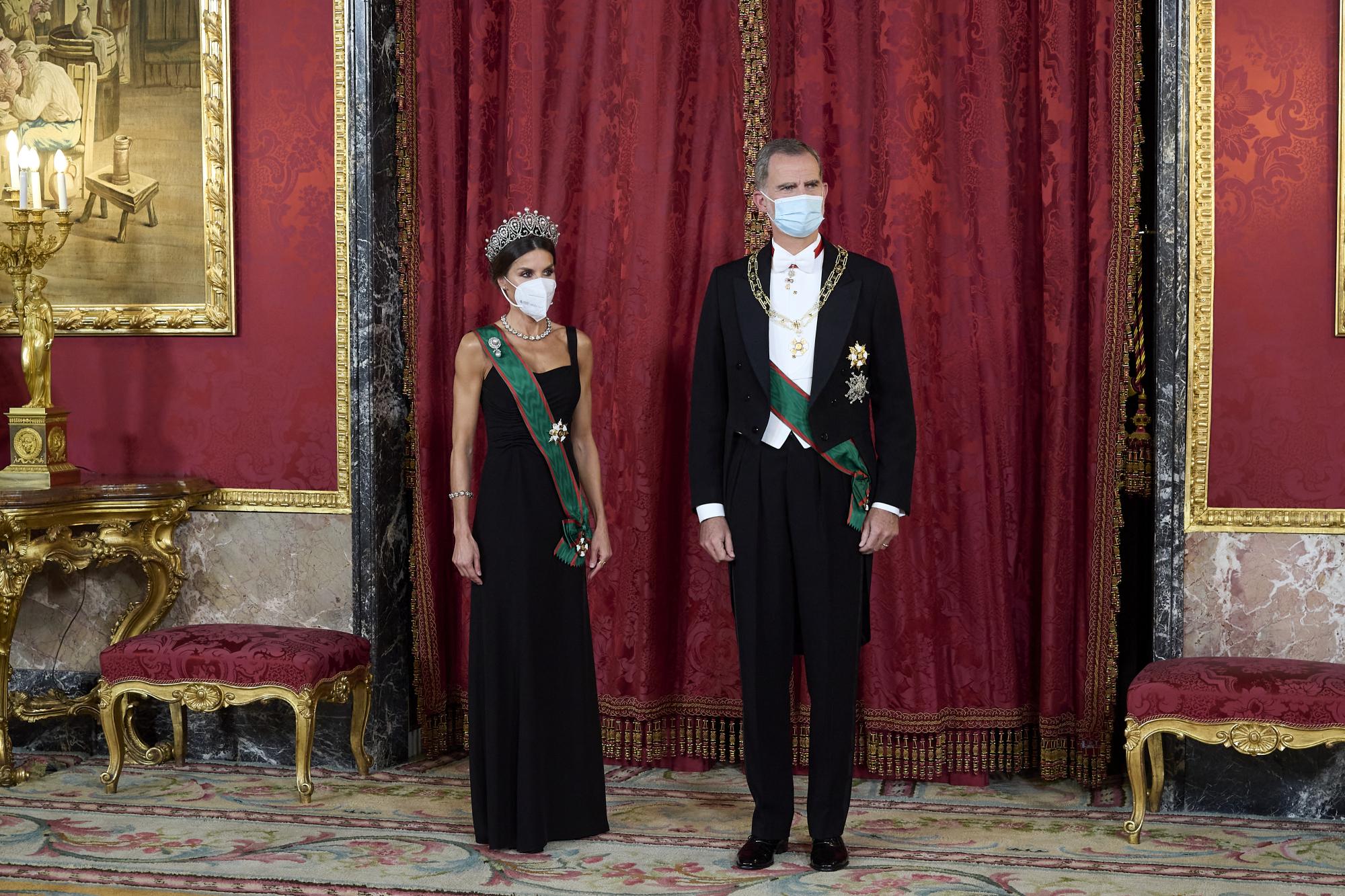 Роскошная простота: Королева Летиция учит составлять лаконичный образ на вечер