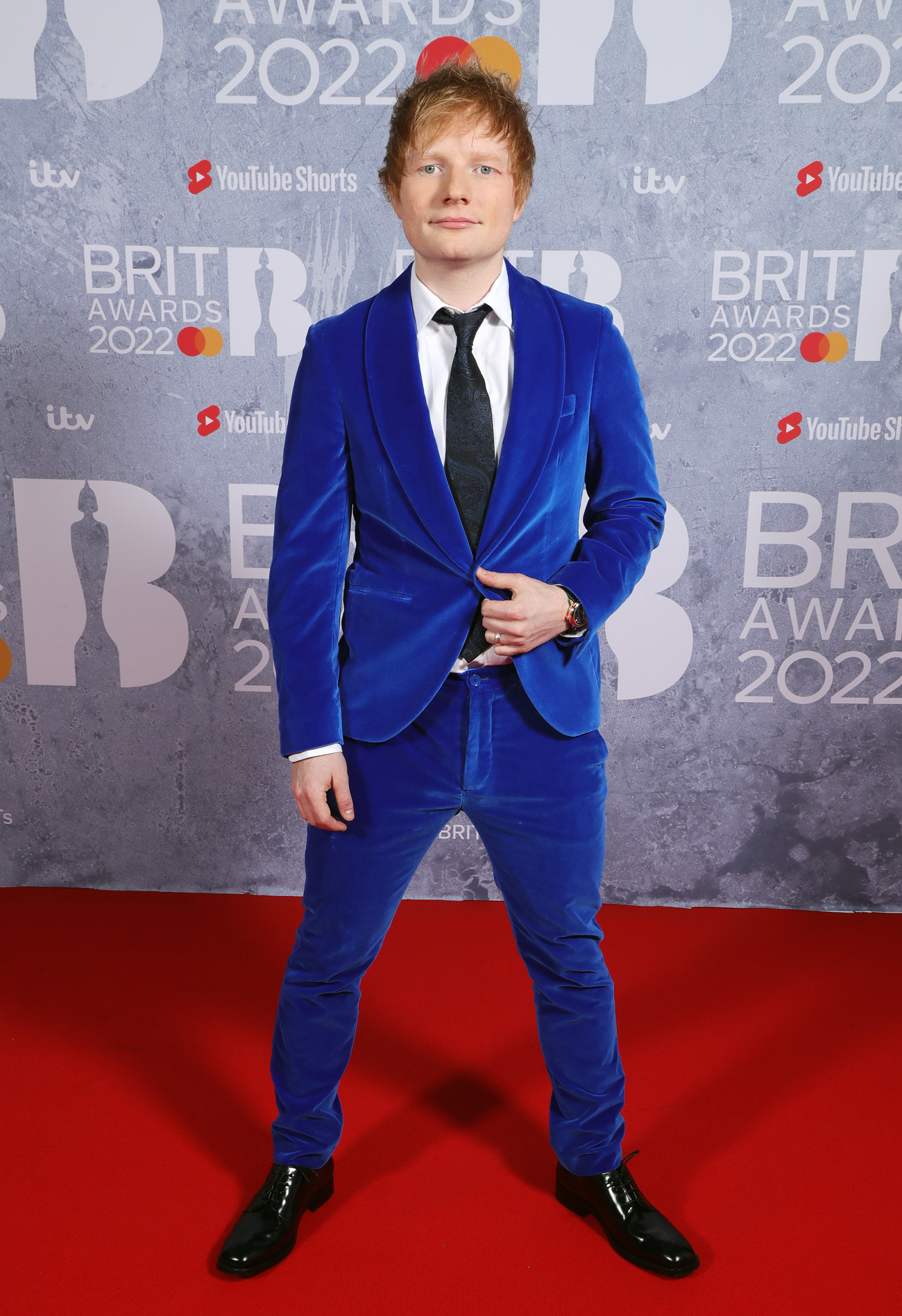 Адель, Дамиано Давид и другие: лучшие образы с красной дорожки Brit Awards 2022