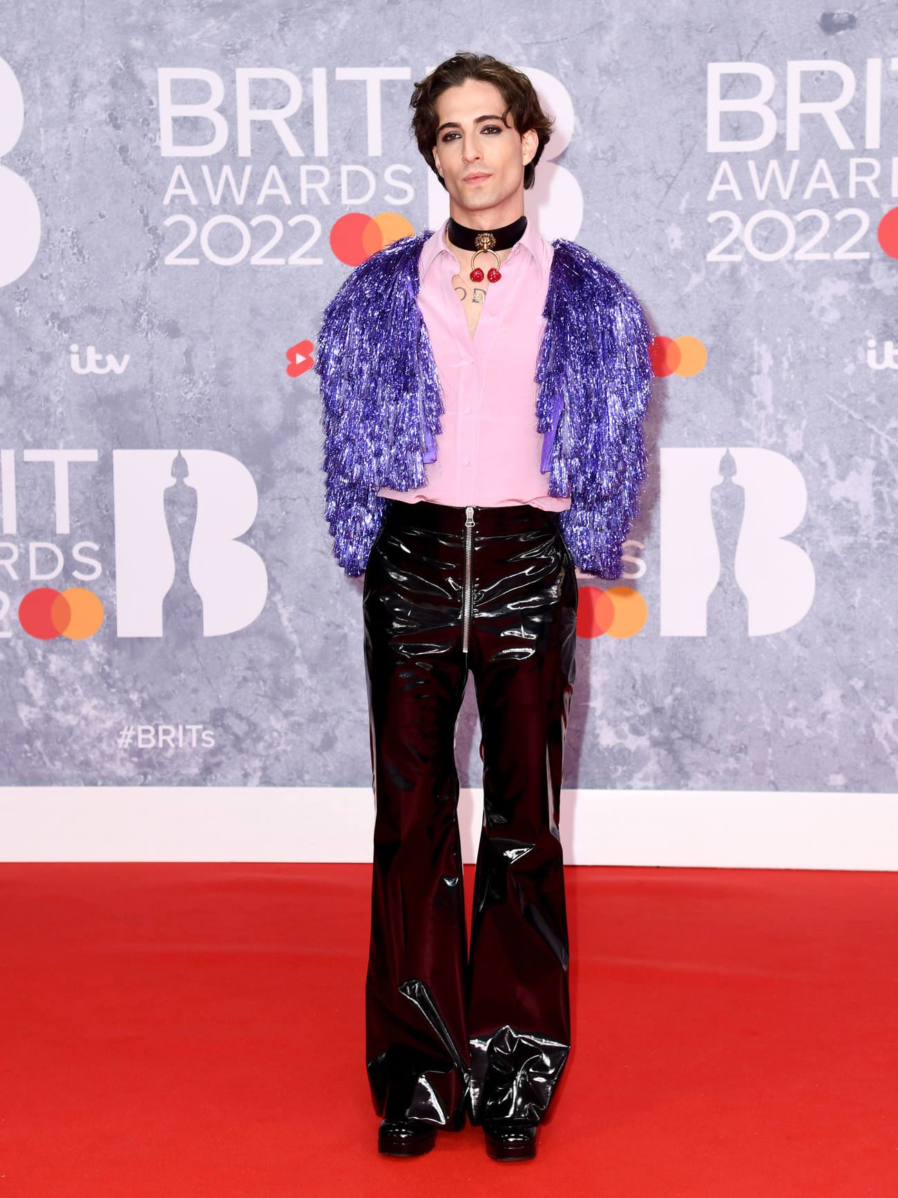 Адель, Дамиано Давид и другие: лучшие образы с красной дорожки Brit Awards 2022