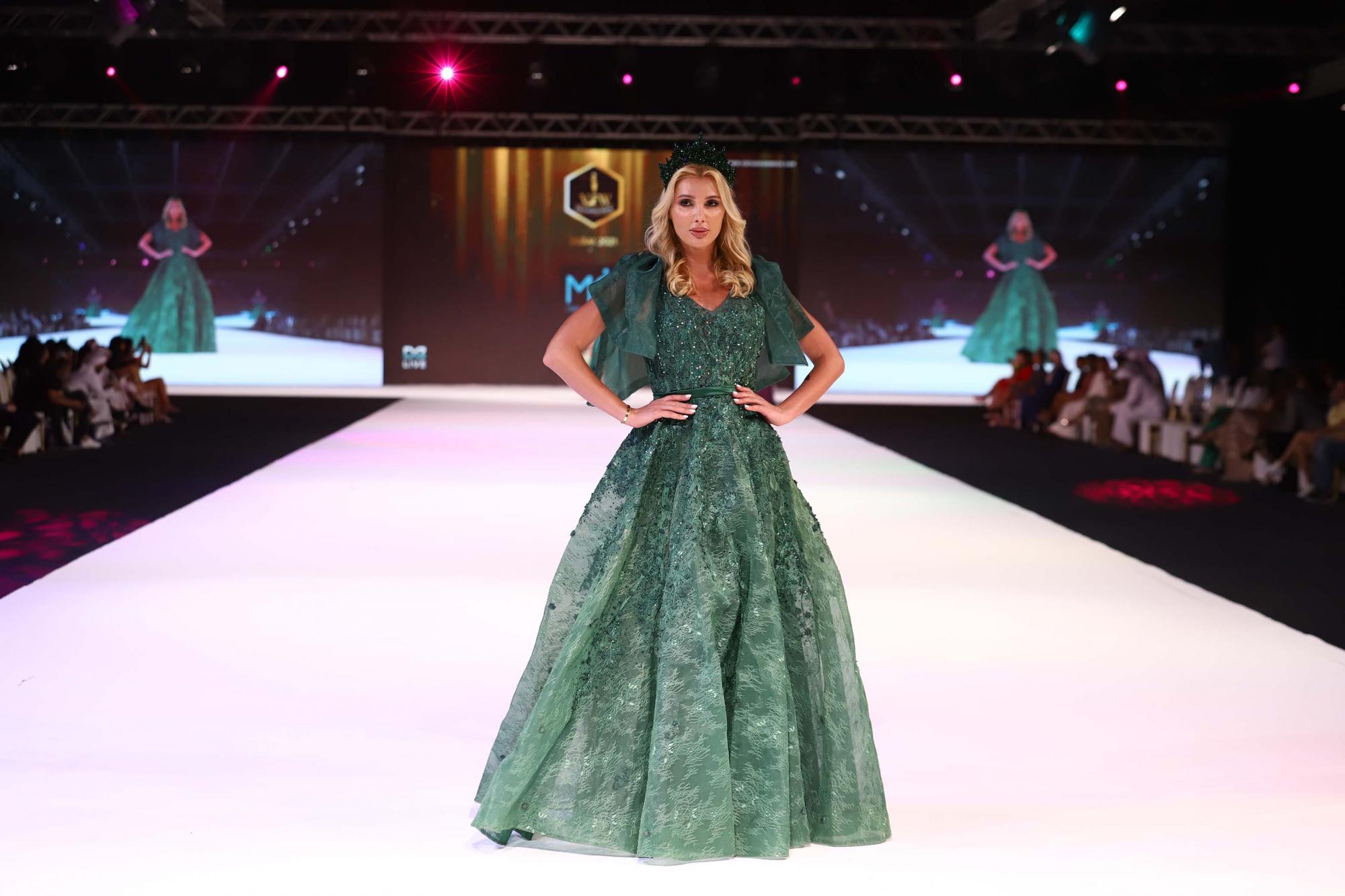 Украинская модель соблазняет фигурой на горячих фото из ОАЭ