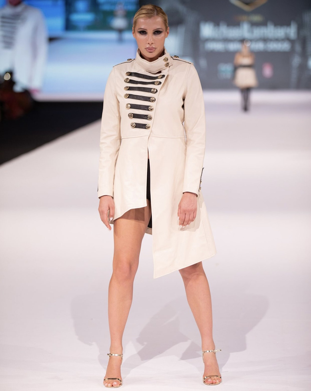 Украинская модель соблазняет фигурой на горячих фото из ОАЭ