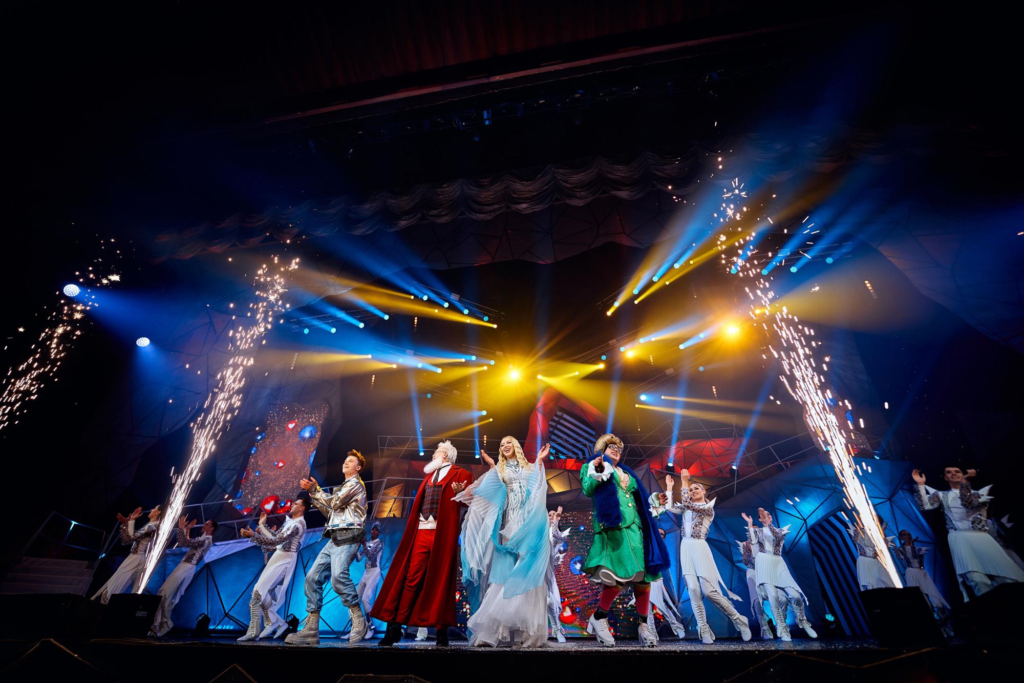 З'явилися яскраві фото з першого бродвейського мюзиклу Олі Полякової