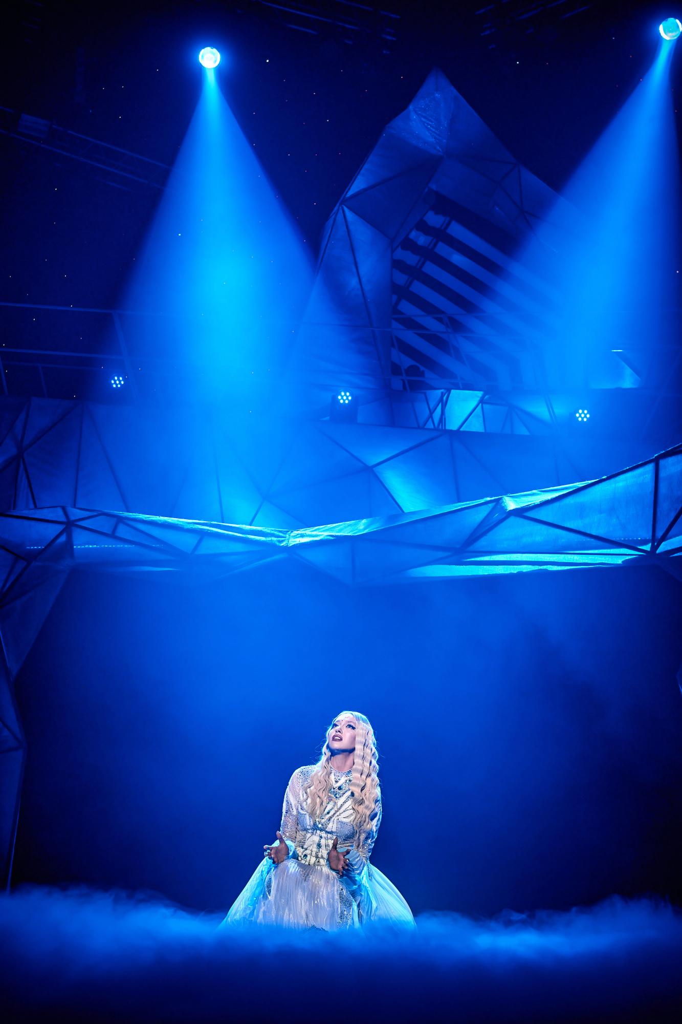 З'явилися яскраві фото з першого бродвейського мюзиклу Олі Полякової