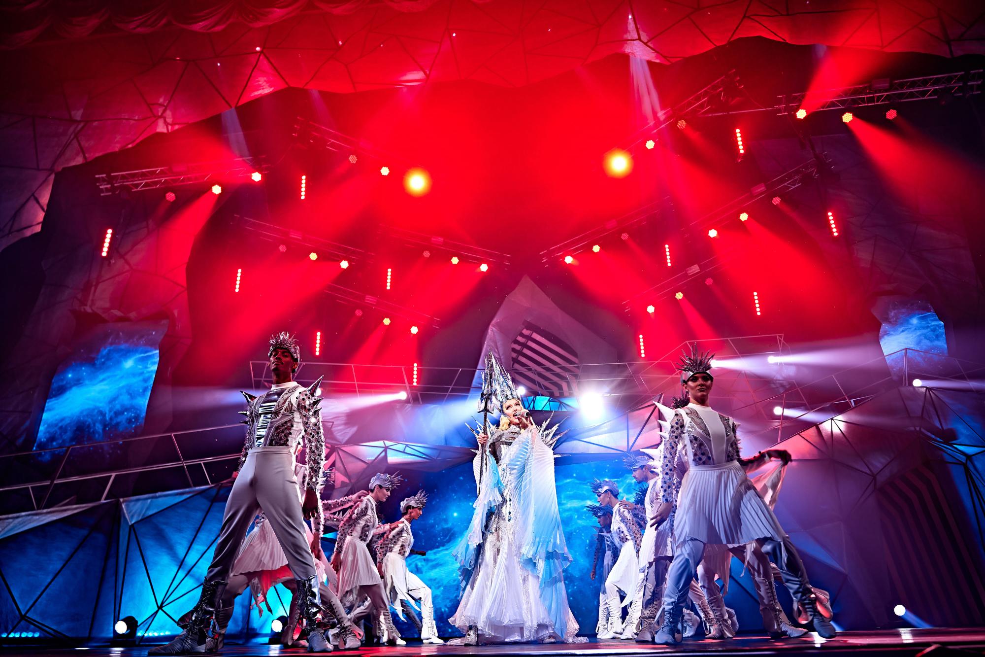 З'явилися яскраві фото з першого бродвейського мюзиклу Олі Полякової