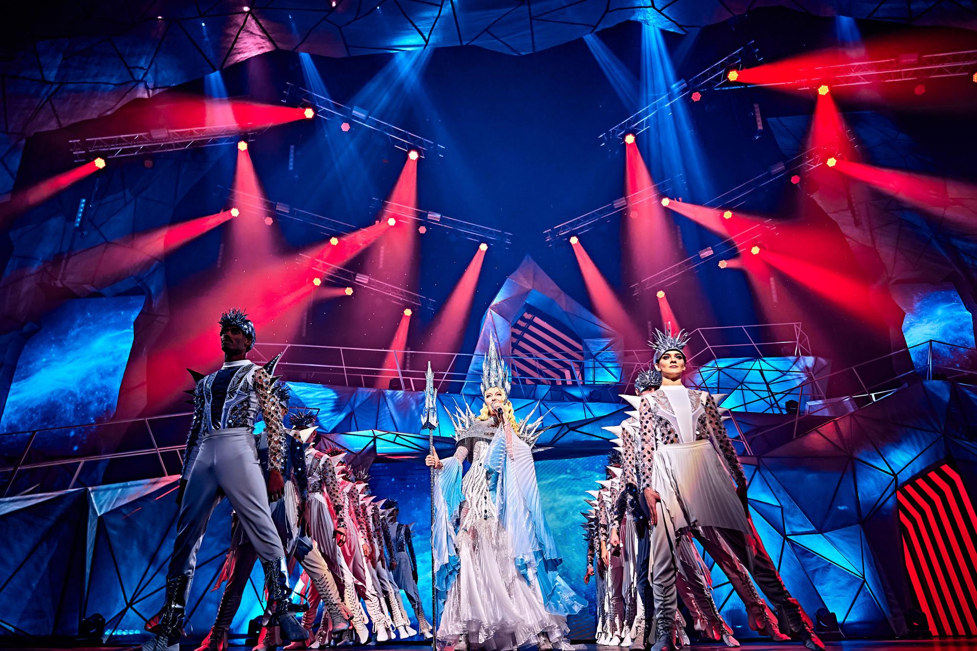 З'явилися яскраві фото з першого бродвейського мюзиклу Олі Полякової