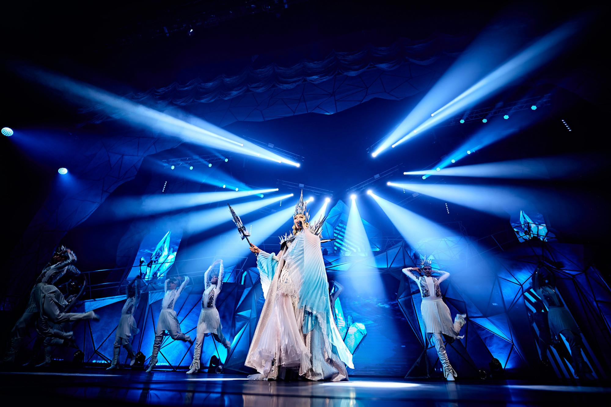 З'явилися яскраві фото з першого бродвейського мюзиклу Олі Полякової