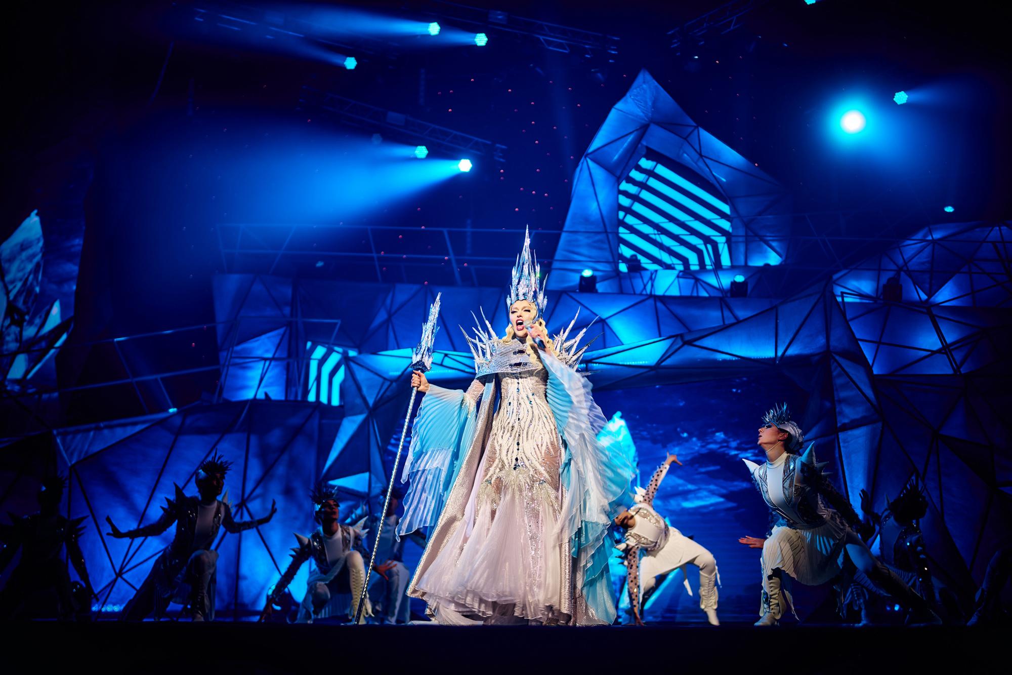 З'явилися яскраві фото з першого бродвейського мюзиклу Олі Полякової