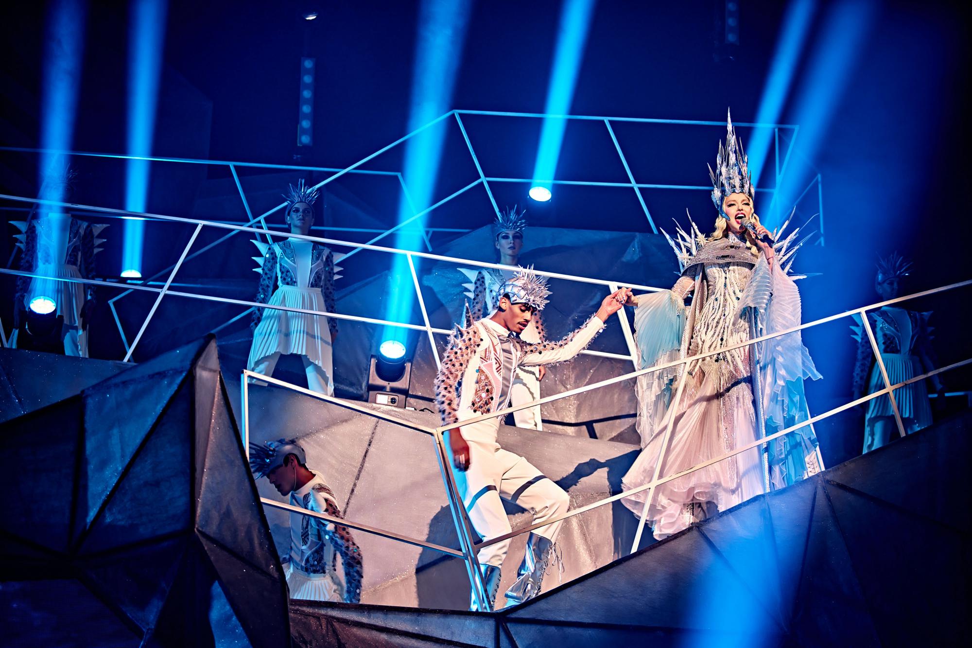 З'явилися яскраві фото з першого бродвейського мюзиклу Олі Полякової