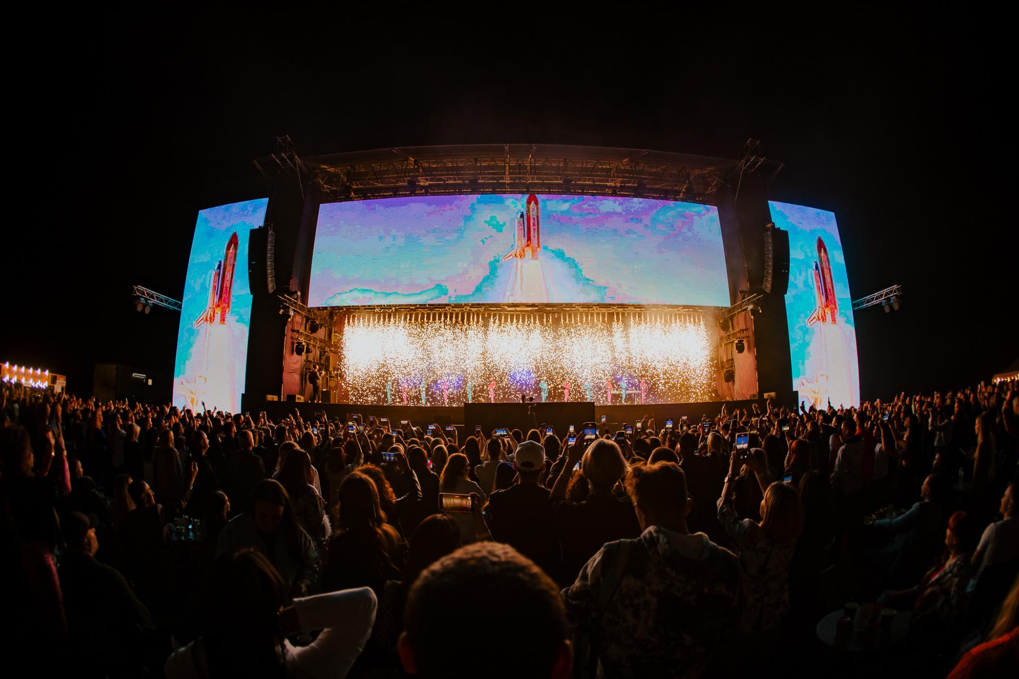 Незабываемые эмоции: Макс Барских с девушками-инопланетянками запустили в столице ракету