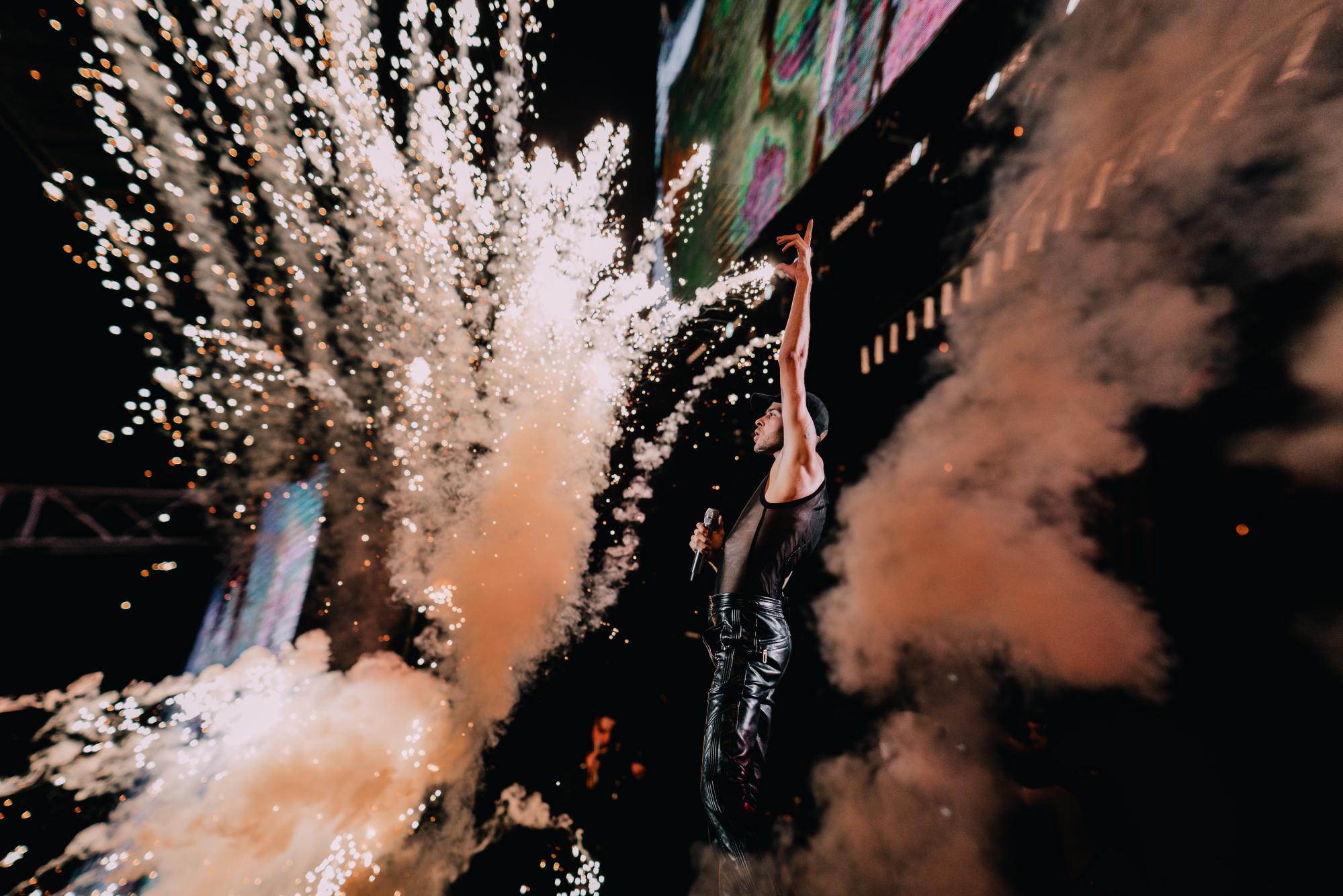 Незабываемые эмоции: Макс Барских с девушками-инопланетянками запустили в столице ракету