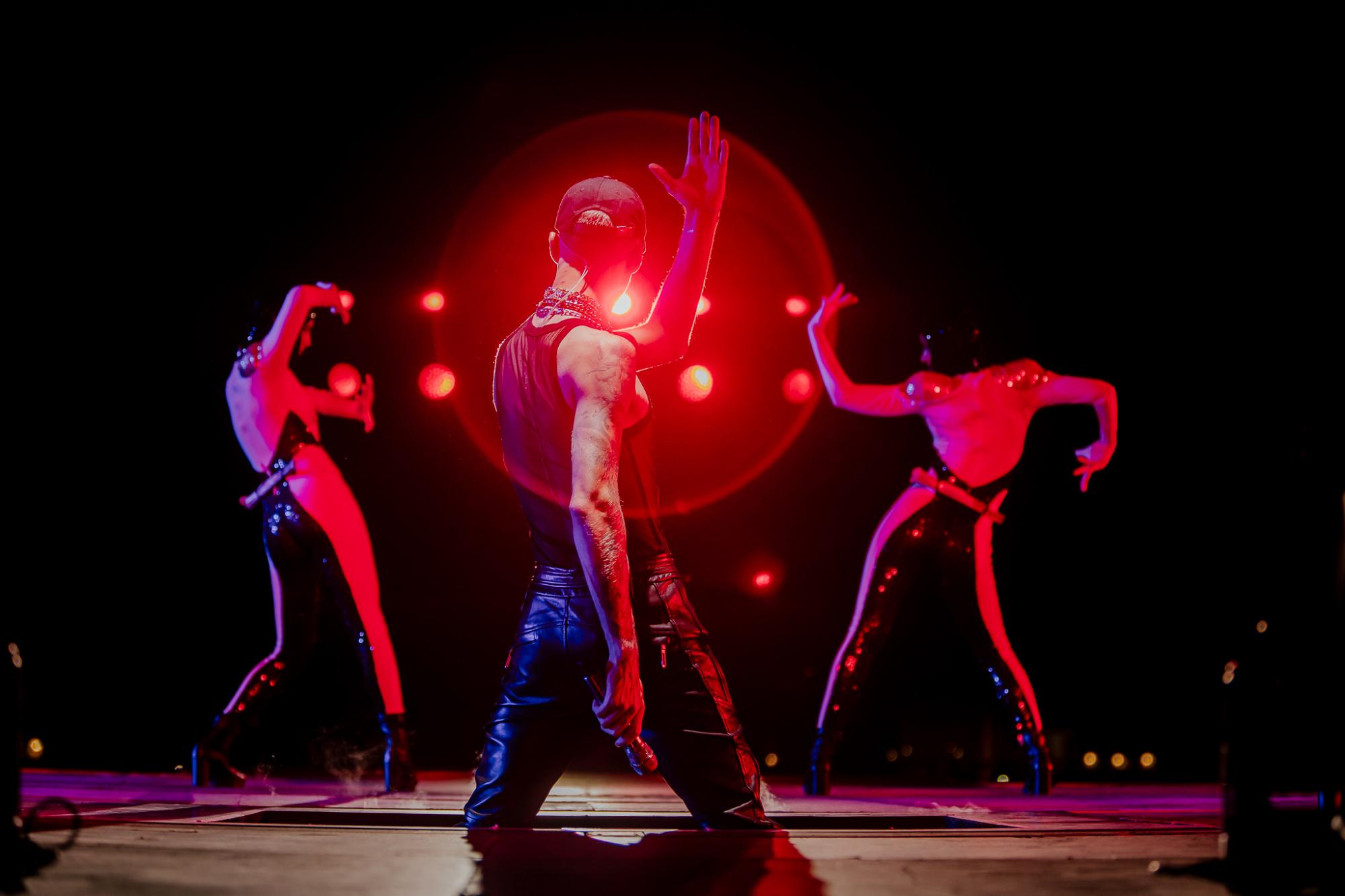 Незабываемые эмоции: Макс Барских с девушками-инопланетянками запустили в столице ракету