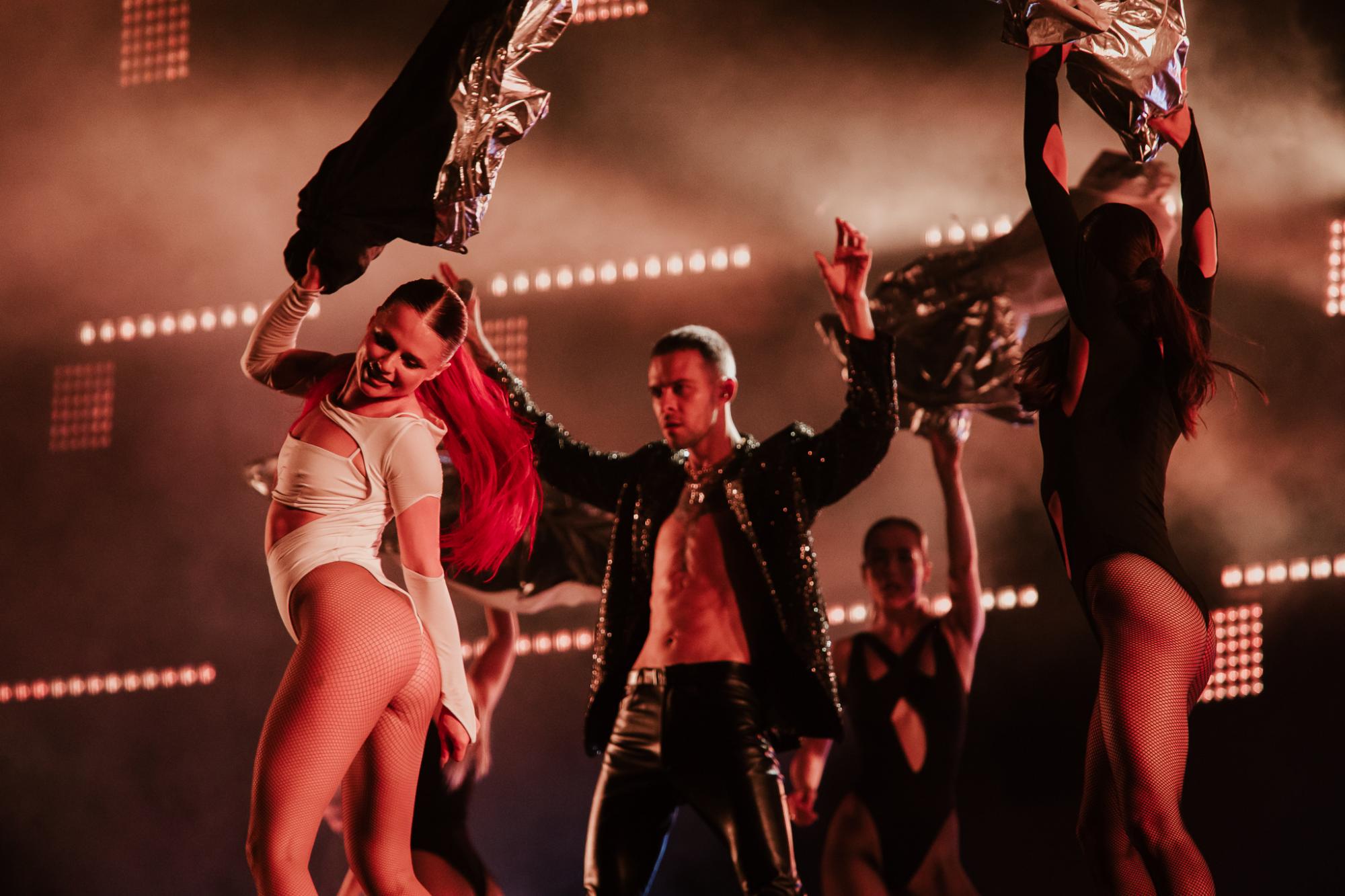 Незабываемые эмоции: Макс Барских с девушками-инопланетянками запустили в столице ракету