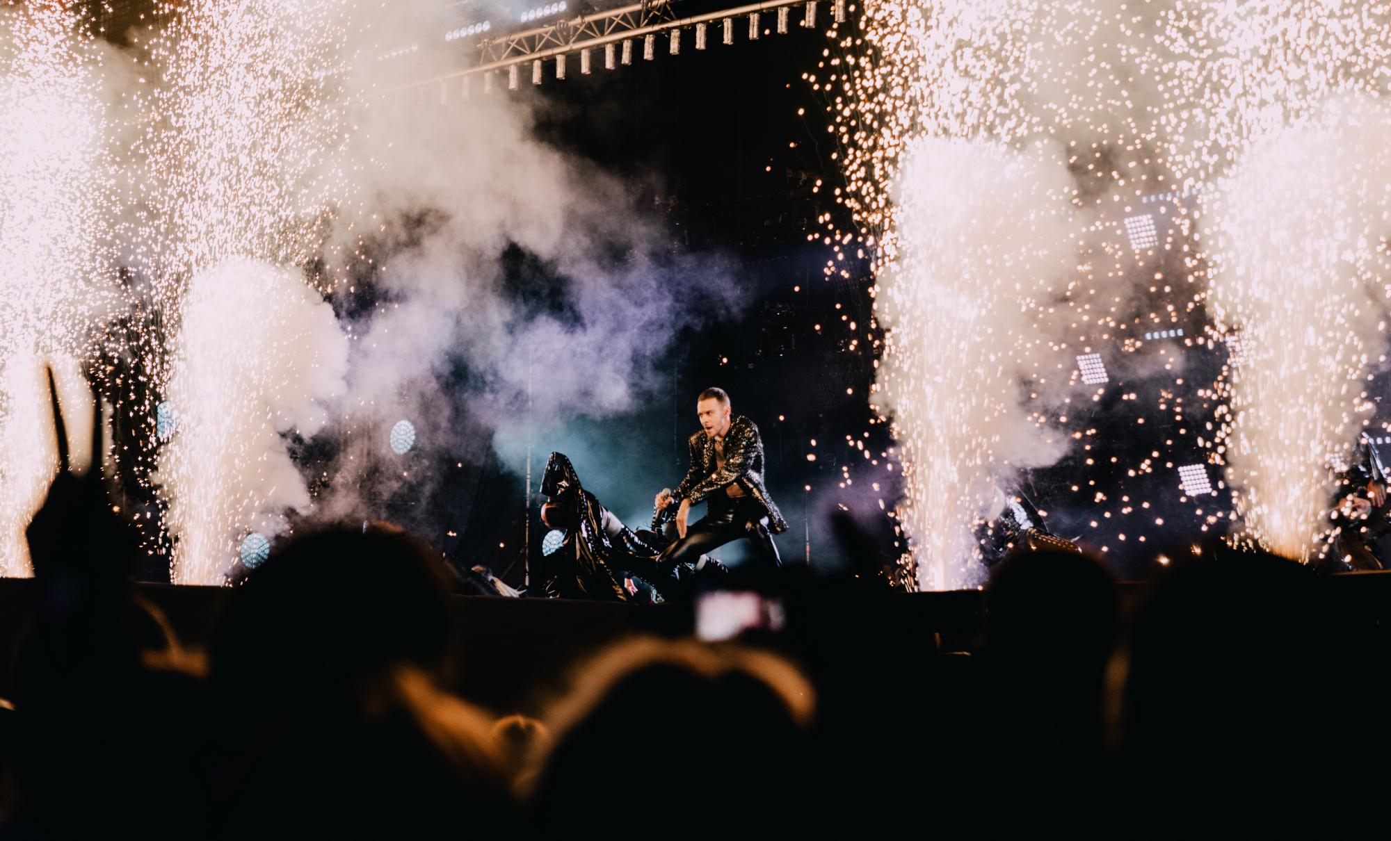 Незабываемые эмоции: Макс Барских с девушками-инопланетянками запустили в столице ракету