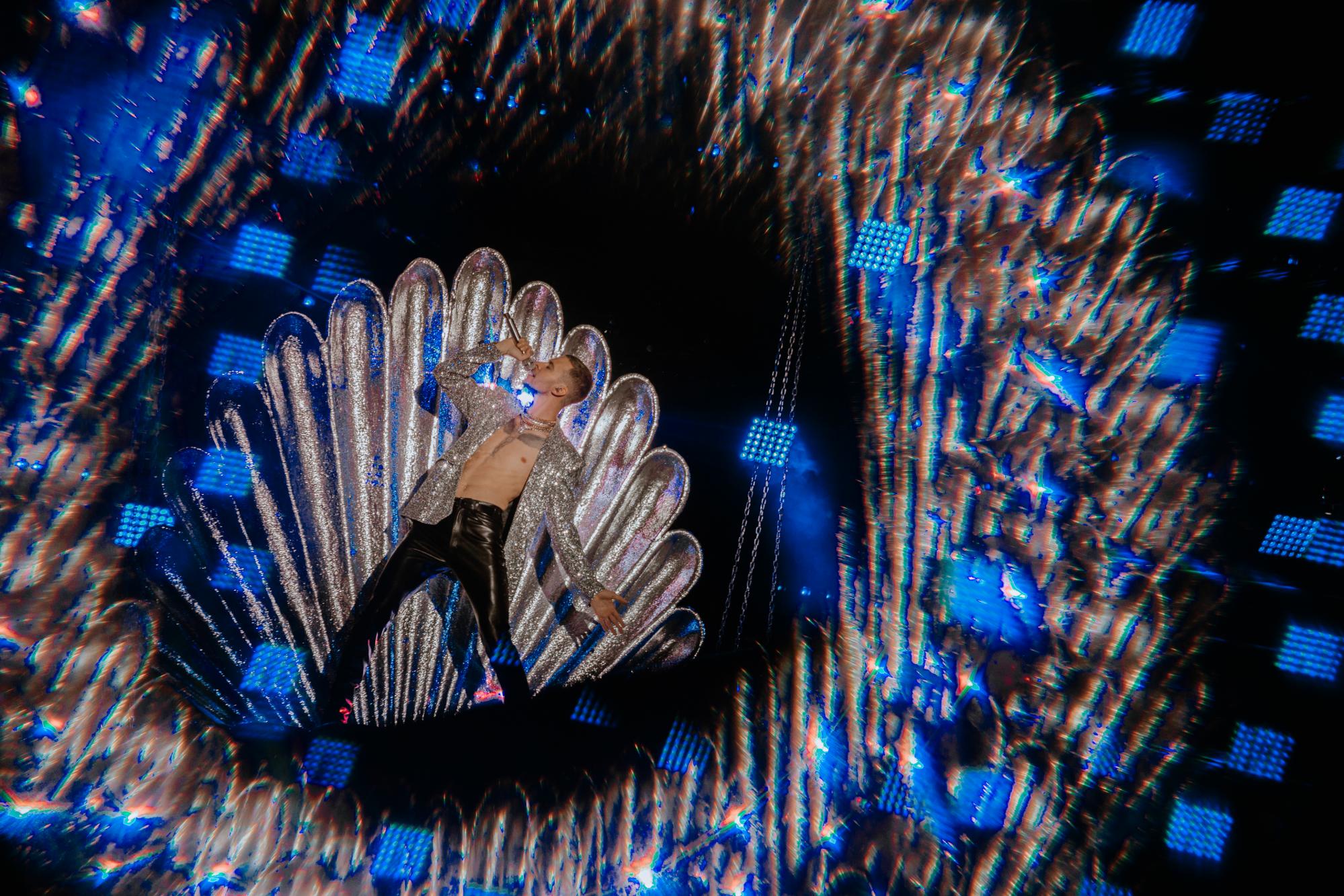 Незабываемые эмоции: Макс Барских с девушками-инопланетянками запустили в столице ракету