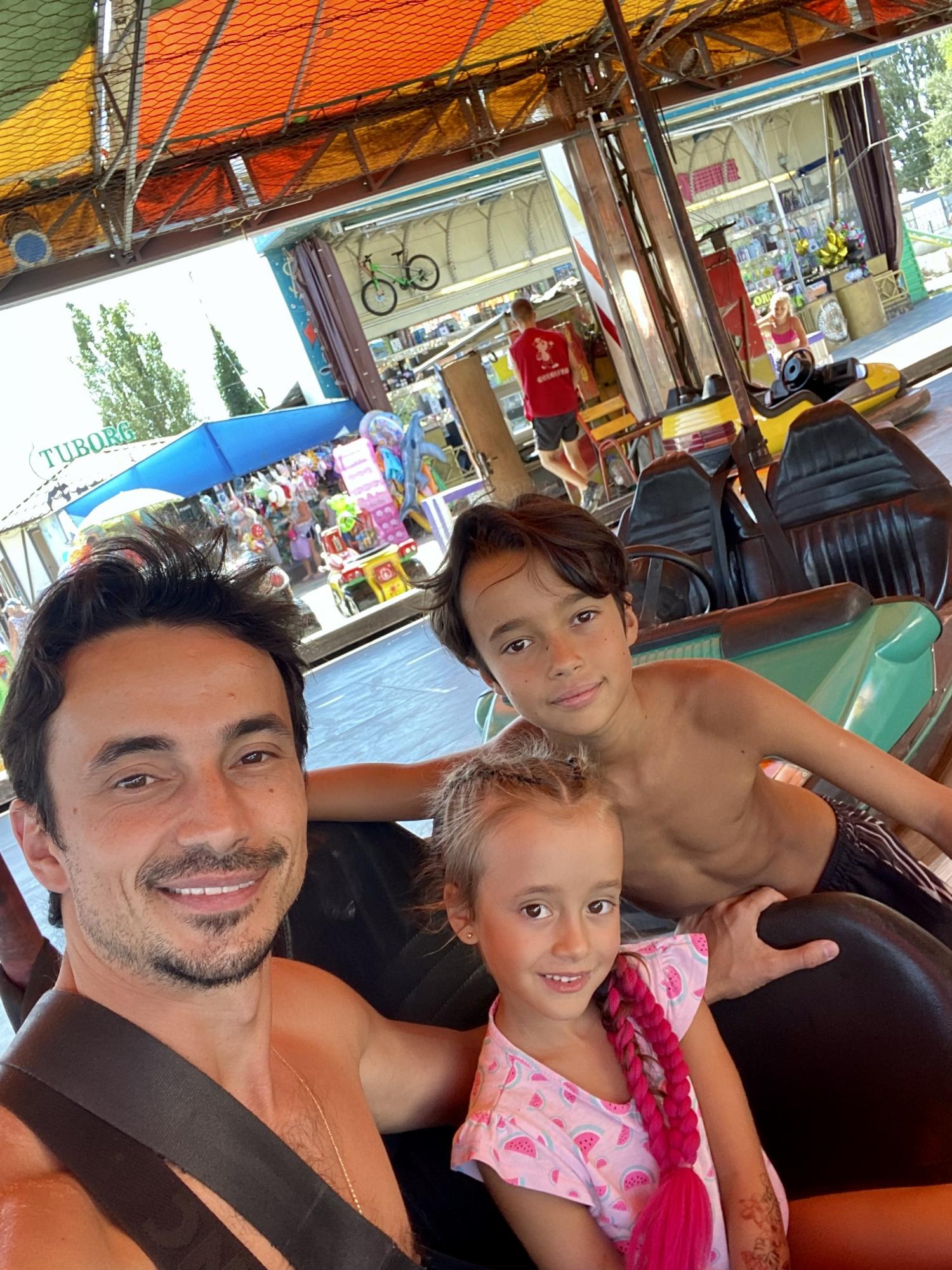 Чоловік Кухар зізнався, що умовив дружину зробити і показав розкішний світський вихід