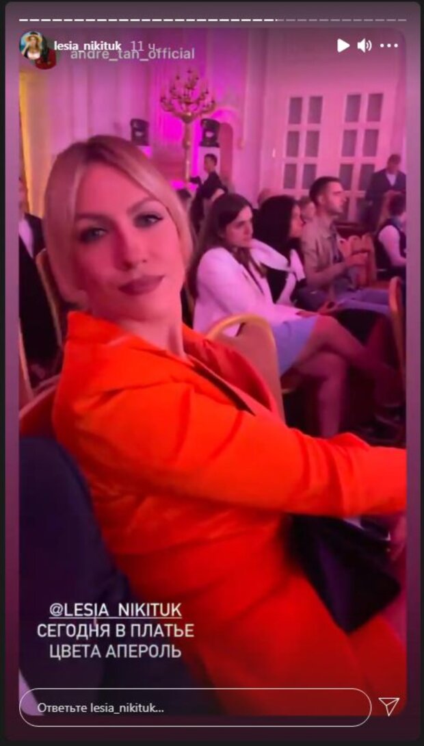 Леся Никитюк в эффектном платье &quot;цвета апероль&quot; устроила фотосессию в уборной