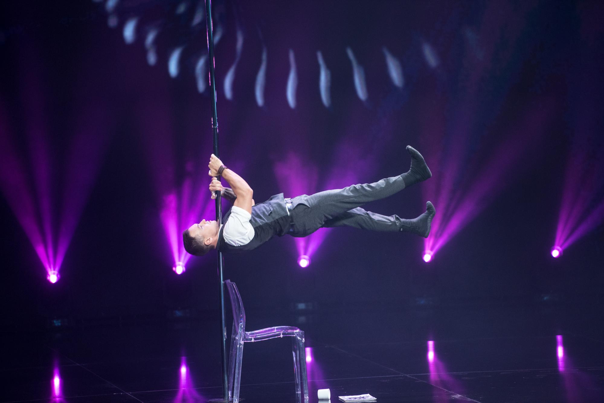 &quot;Спасибо, что не раздевался&quot;: украинский Шерлок поразил невероятными трюками на пилоне