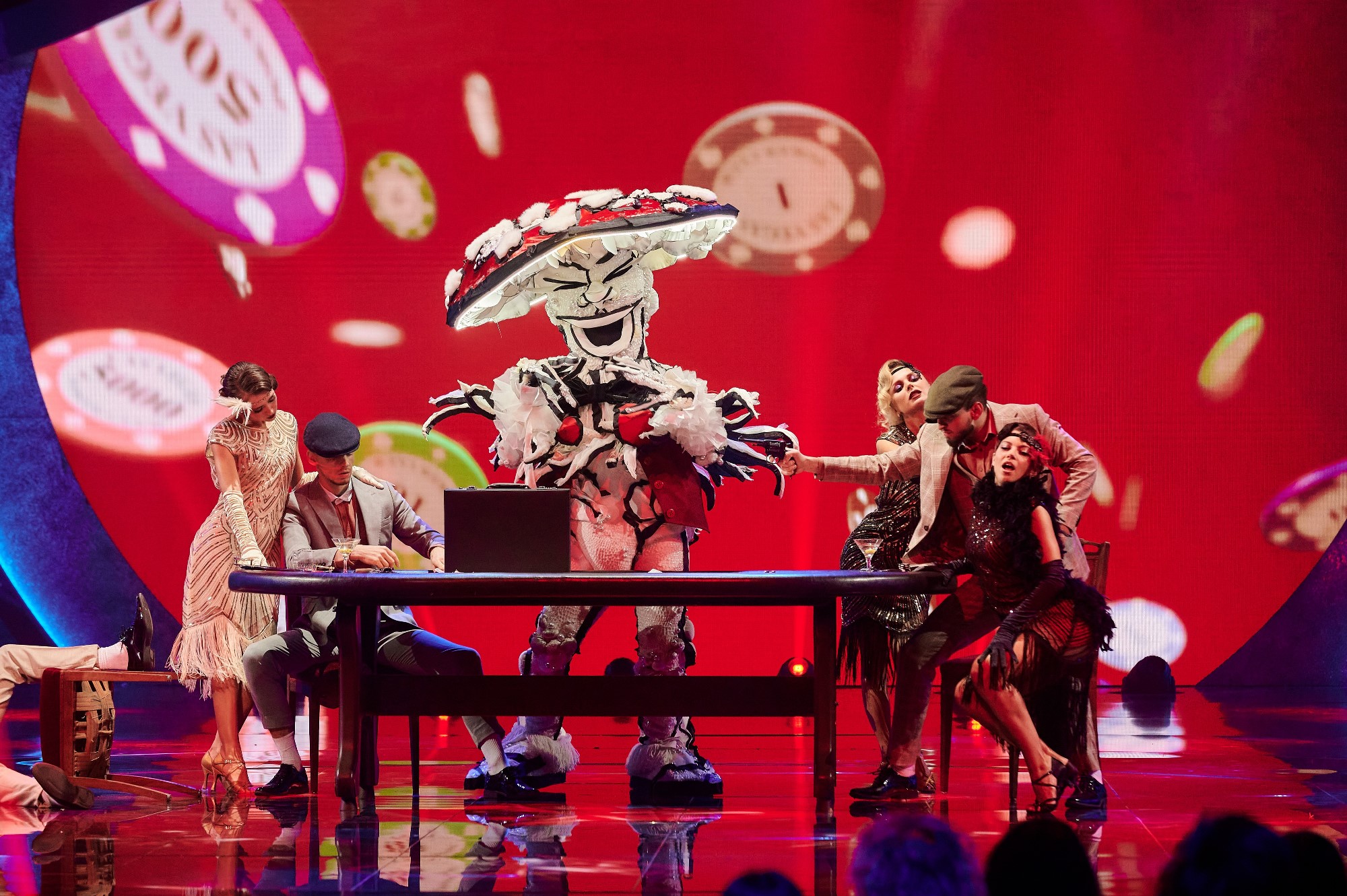 Настя Каменских в атласном платье очаровала глубоким декольте (фото)