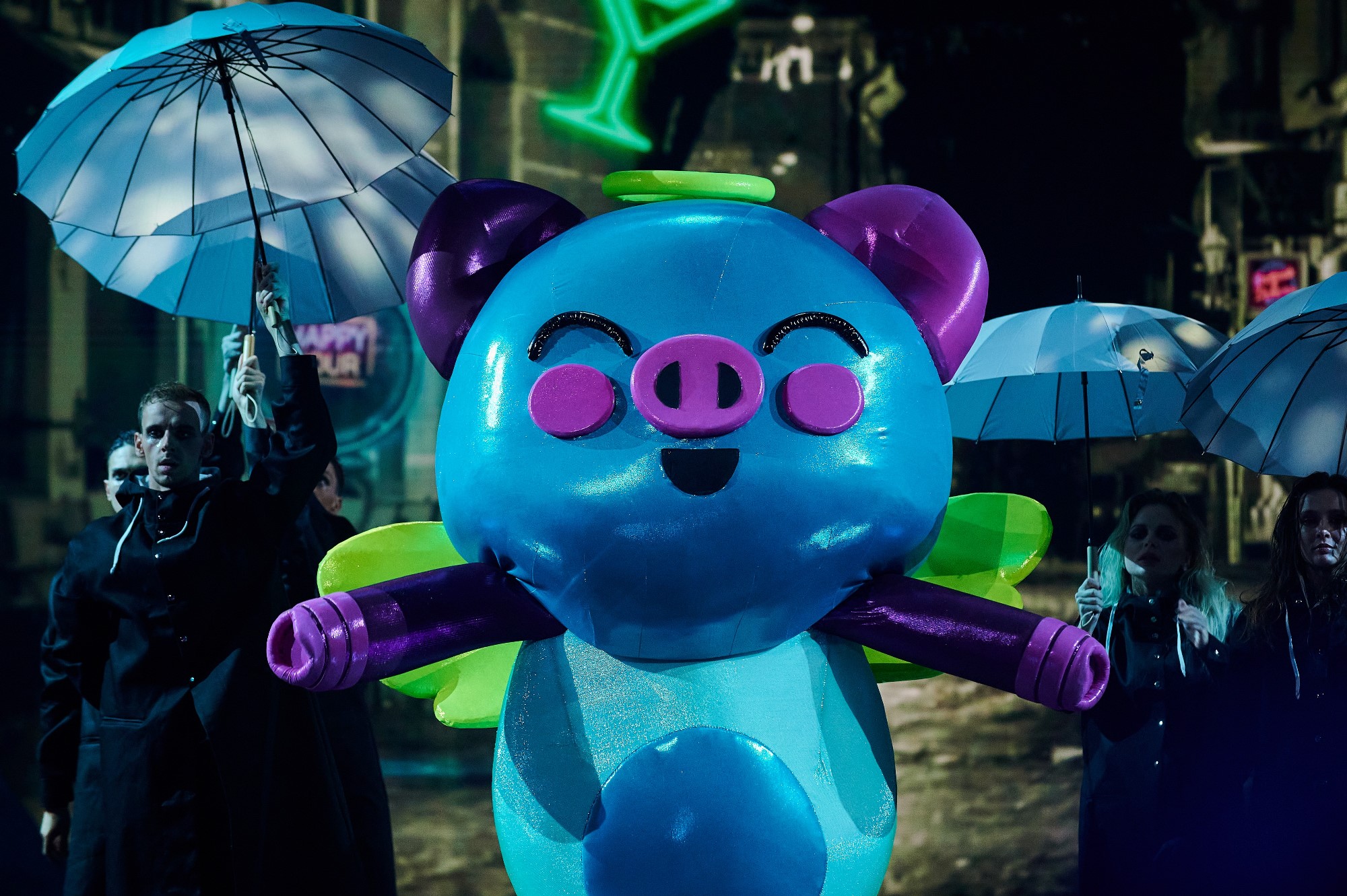 Настя Каменских в атласном платье очаровала глубоким декольте (фото)